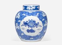 A Chinese blue and white "Hundred Antiques" jar and cover, Qing dynasty 青花博古紋蓋罐 清