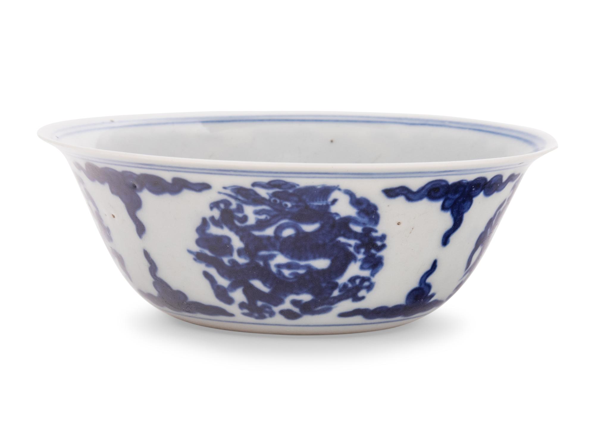A Blue and White Porcelain 'Dragon' Bowl