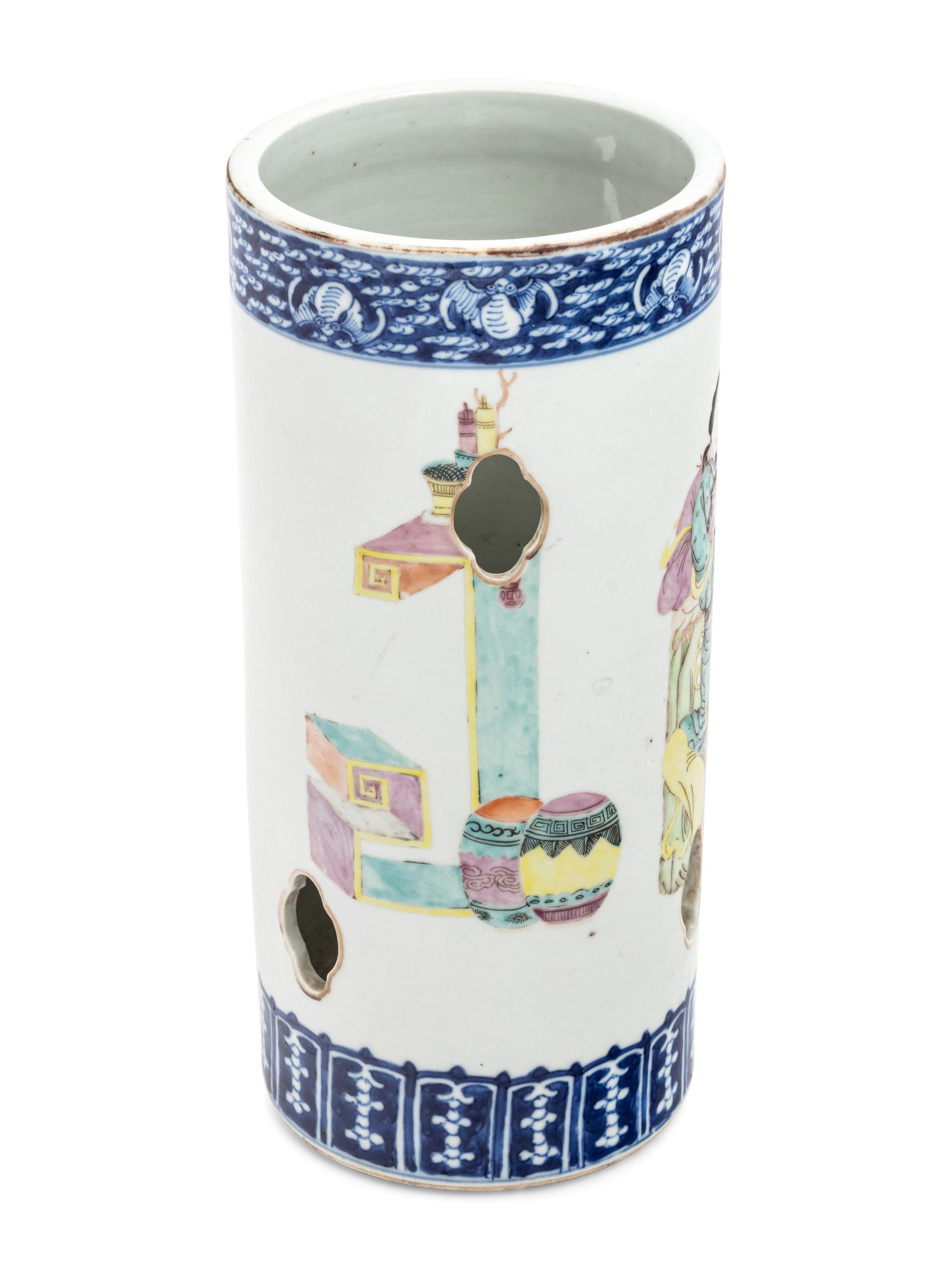 A Chinese Famille Rose Porcelain Hatstand