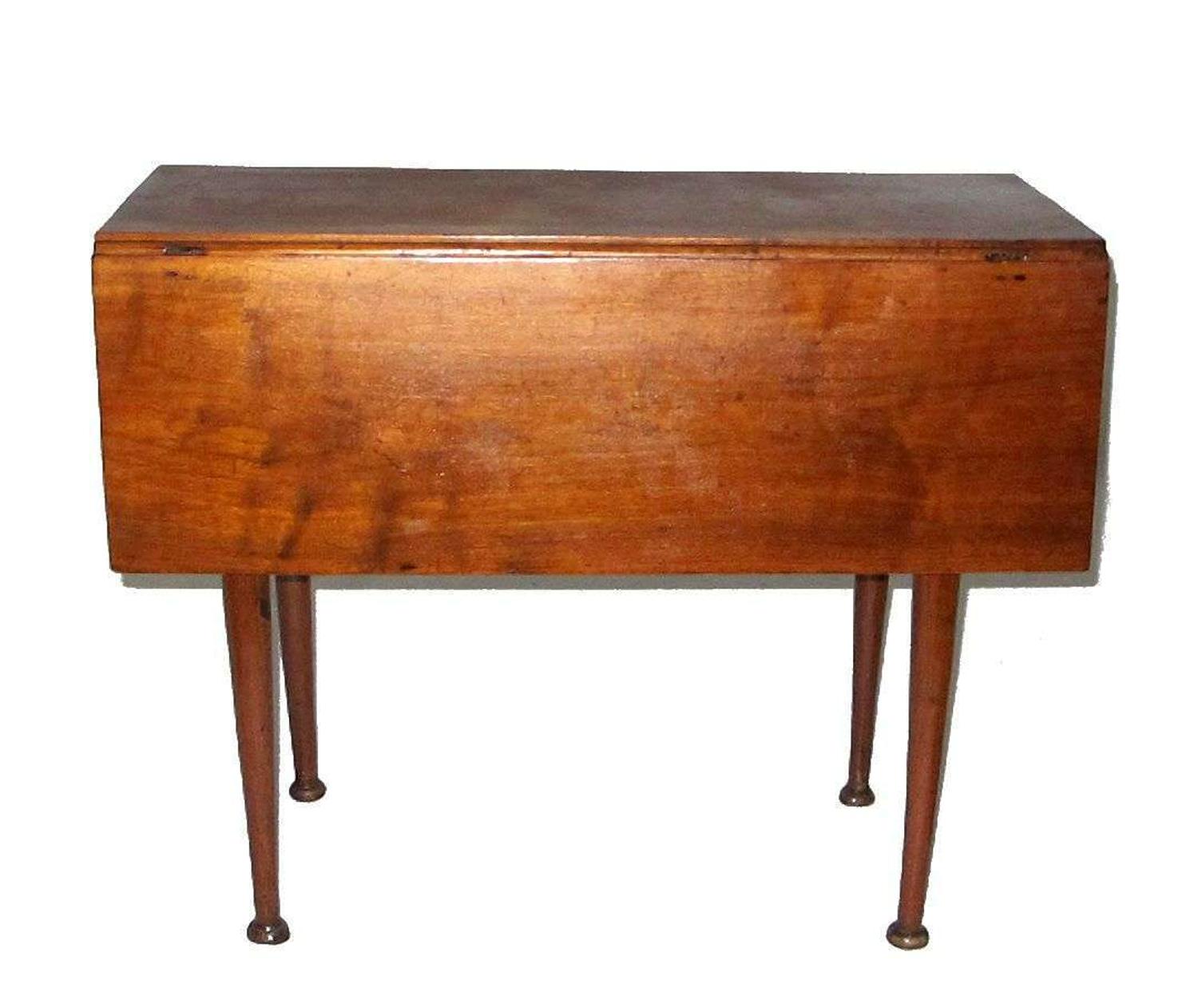 Queen Anne walnut drop leaf table pennsylvania, 18th/19th century