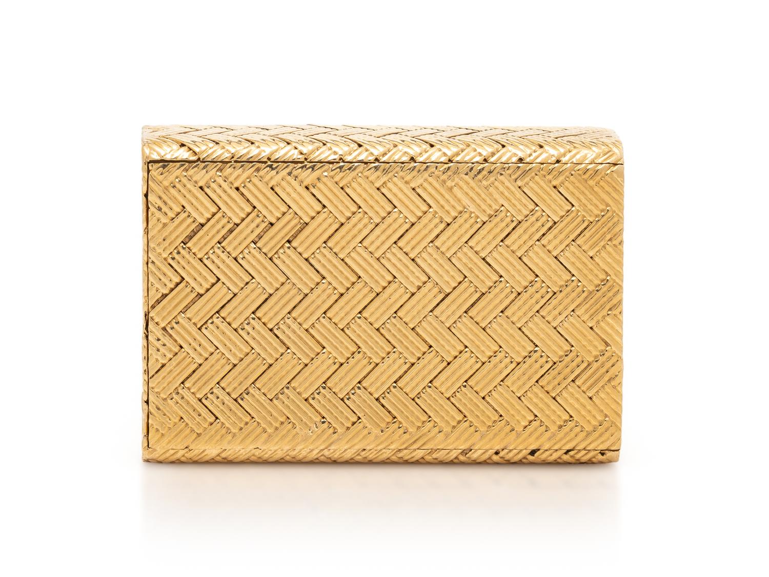 ITALIAN, YELLOW ENGINE TURNED GOLD PILL BOX