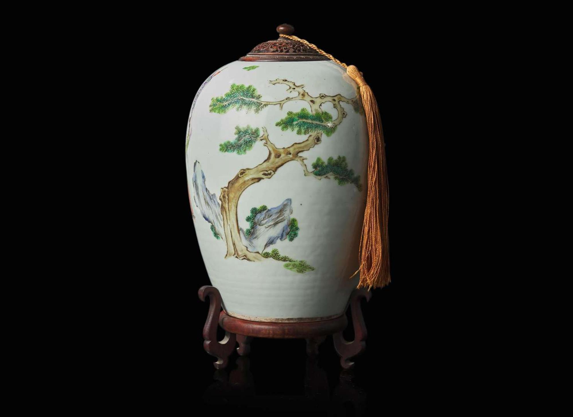 A Chinese famile rose ovoid vase, Late 19th / early 20th century 粉彩人物蓋罐帶底座 十九世紀末至二十世紀初