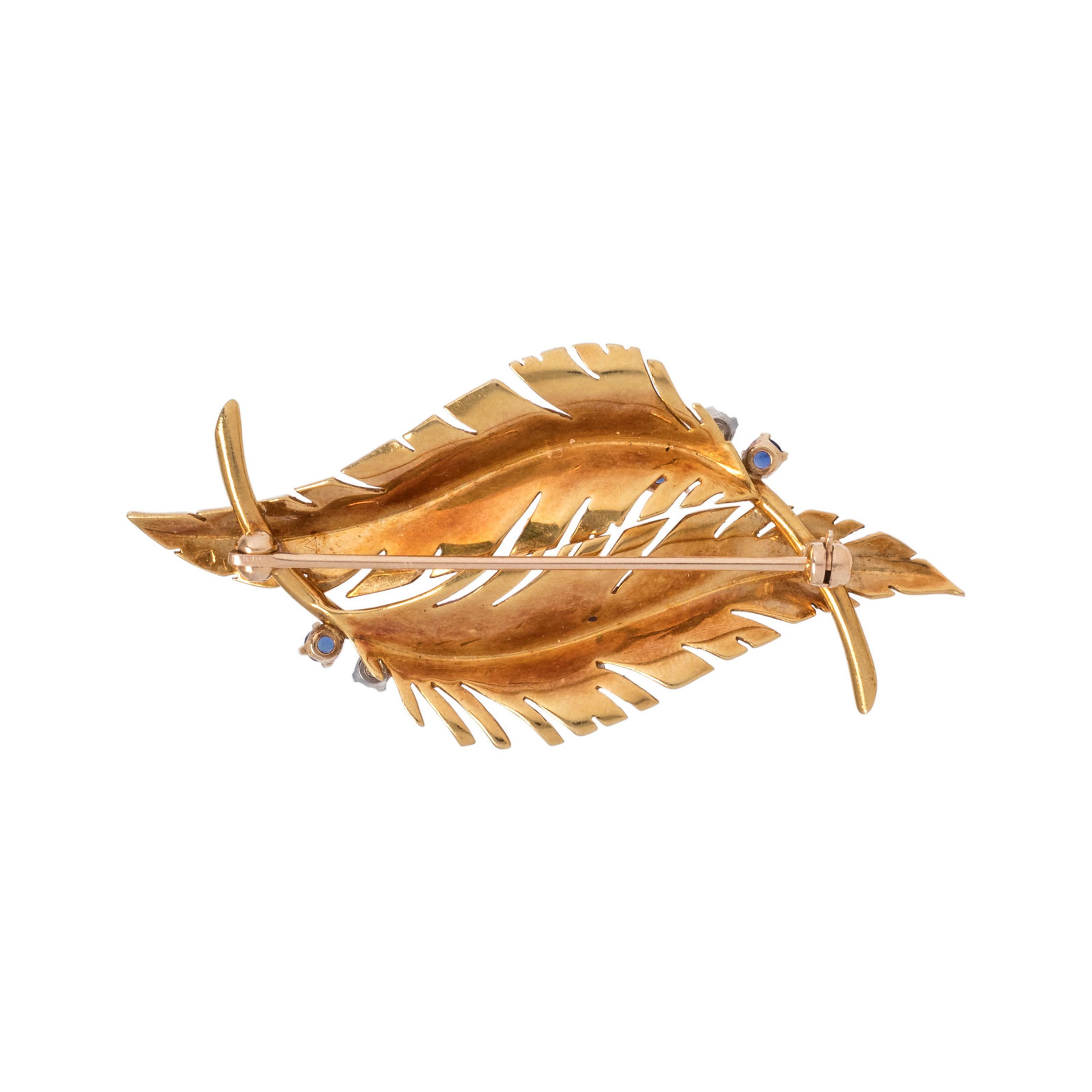 YELLOW GOLD, DIAMOND, SAPPHIRE AND EMERALD FEATHER BROOCH