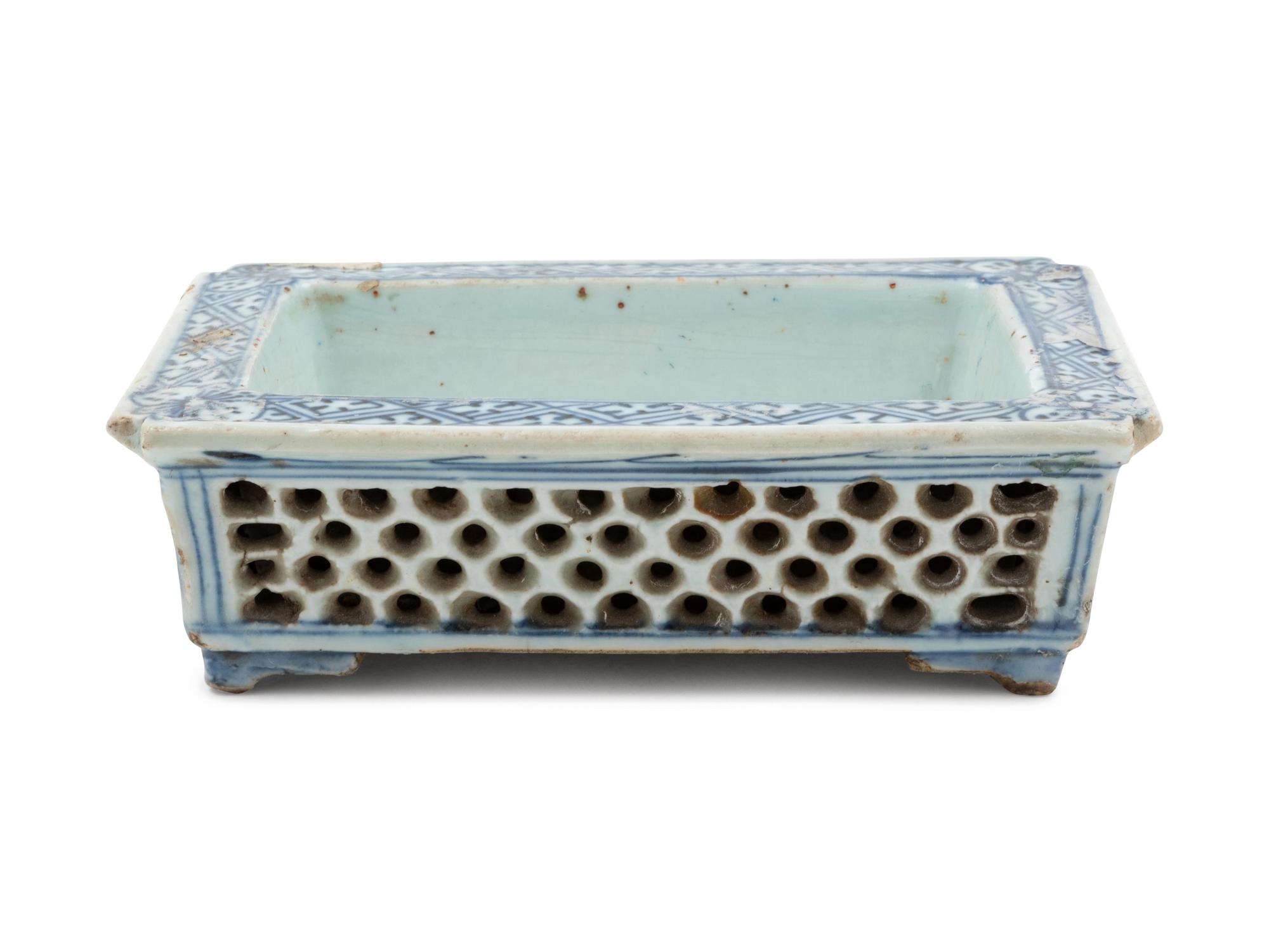 A Chinese Porcelain Chachepot