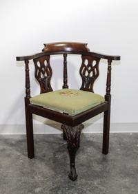 A Georgian Style Mahogany Corner Chair Height 33 1/4 inches. — 19TH/20TH CENTURY