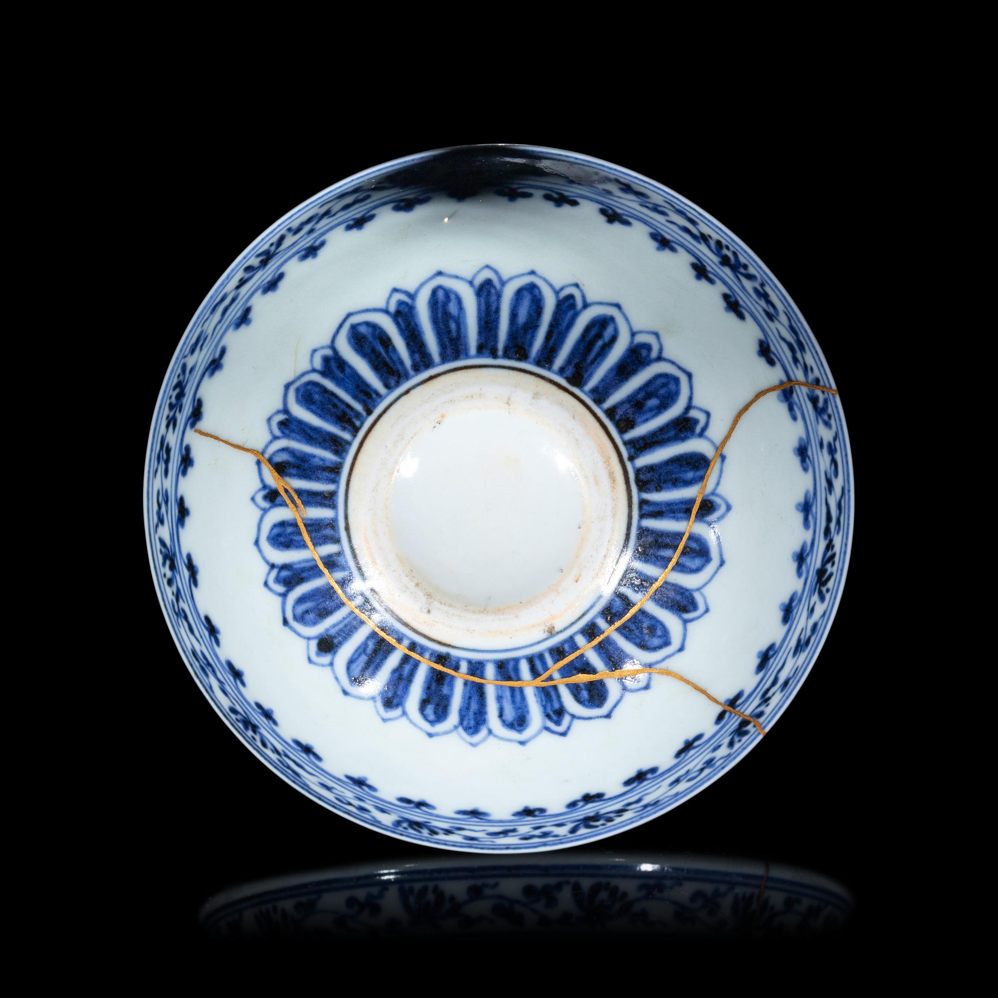 A Chinese Ming-Style Blue and White Porcelain Bowl, Mantouxinwan 青花纏枝花卉紋饅頭心盌