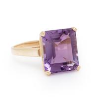YELLOW GOLD AND AMETHYST RING