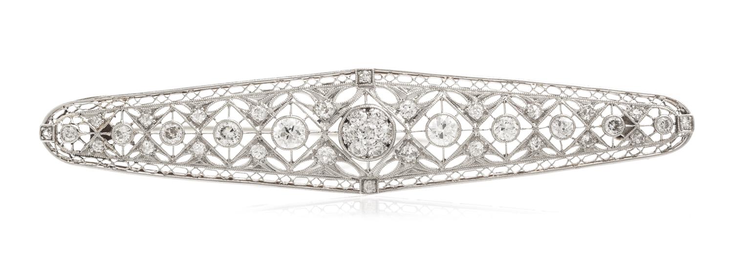 An Edwardian Platinum, White Gold and Diamond Bar Brooch, 4.60 dwts.