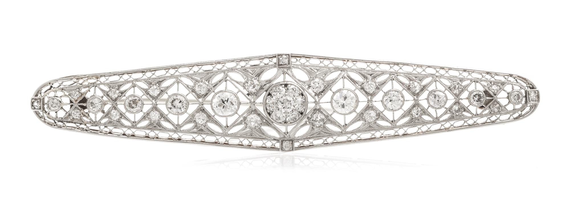 An Edwardian Platinum, White Gold and Diamond Bar Brooch, 4.60 dwts.