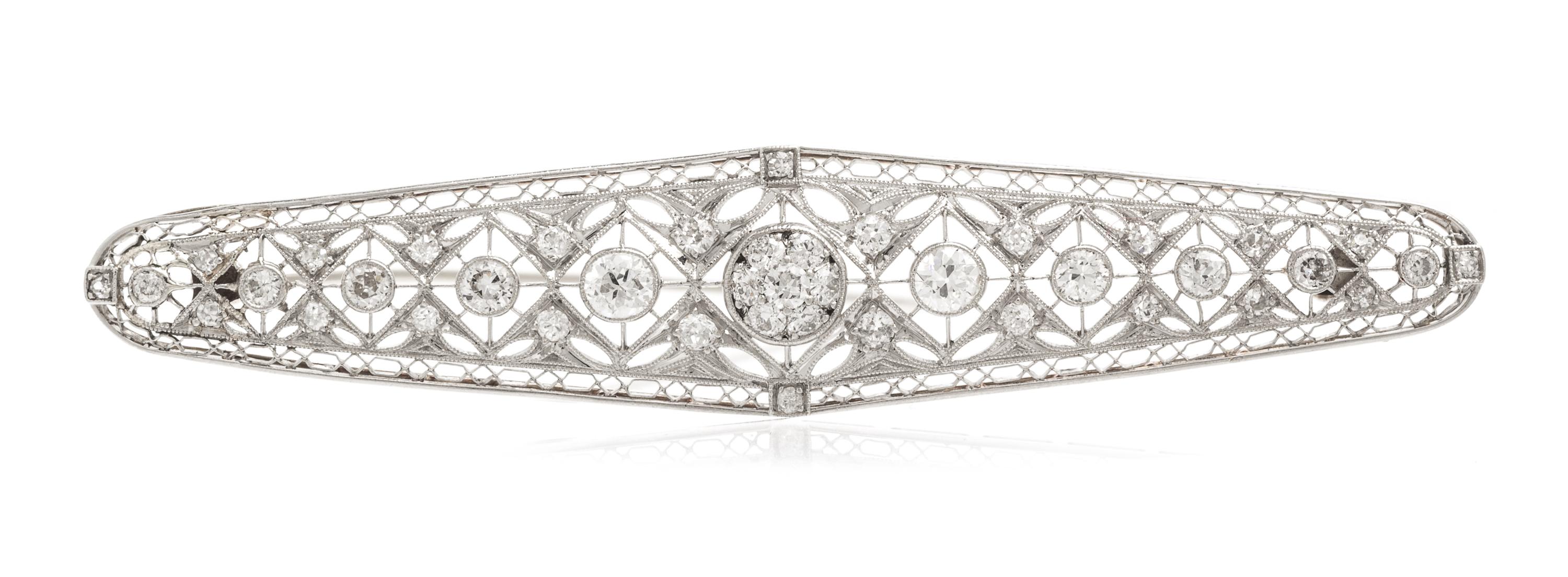 An Edwardian Platinum, White Gold and Diamond Bar Brooch, 4.60 dwts.