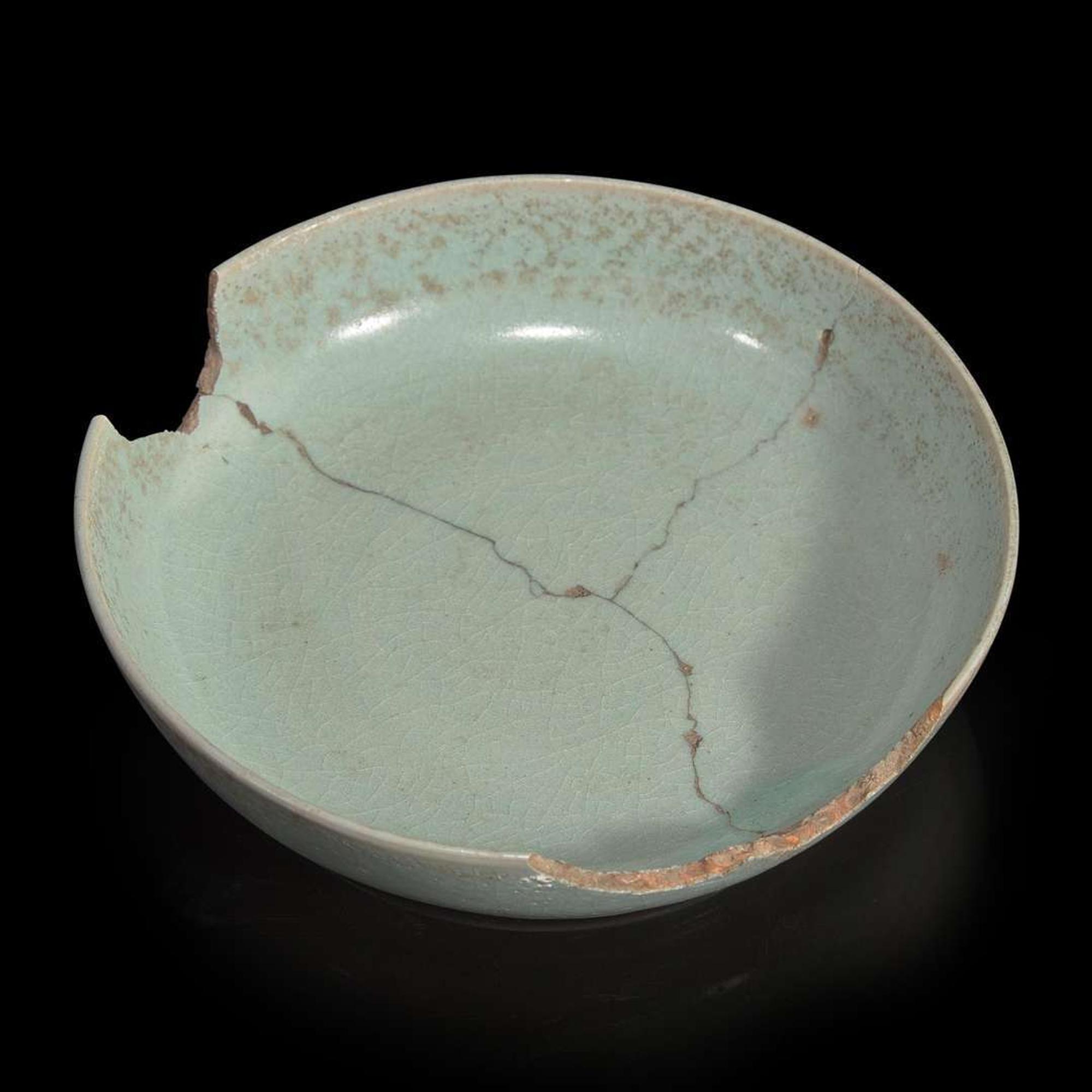 A Chinese Ru style pale blue-glazed dish or brushwasher 汝窑风格青瓷盘