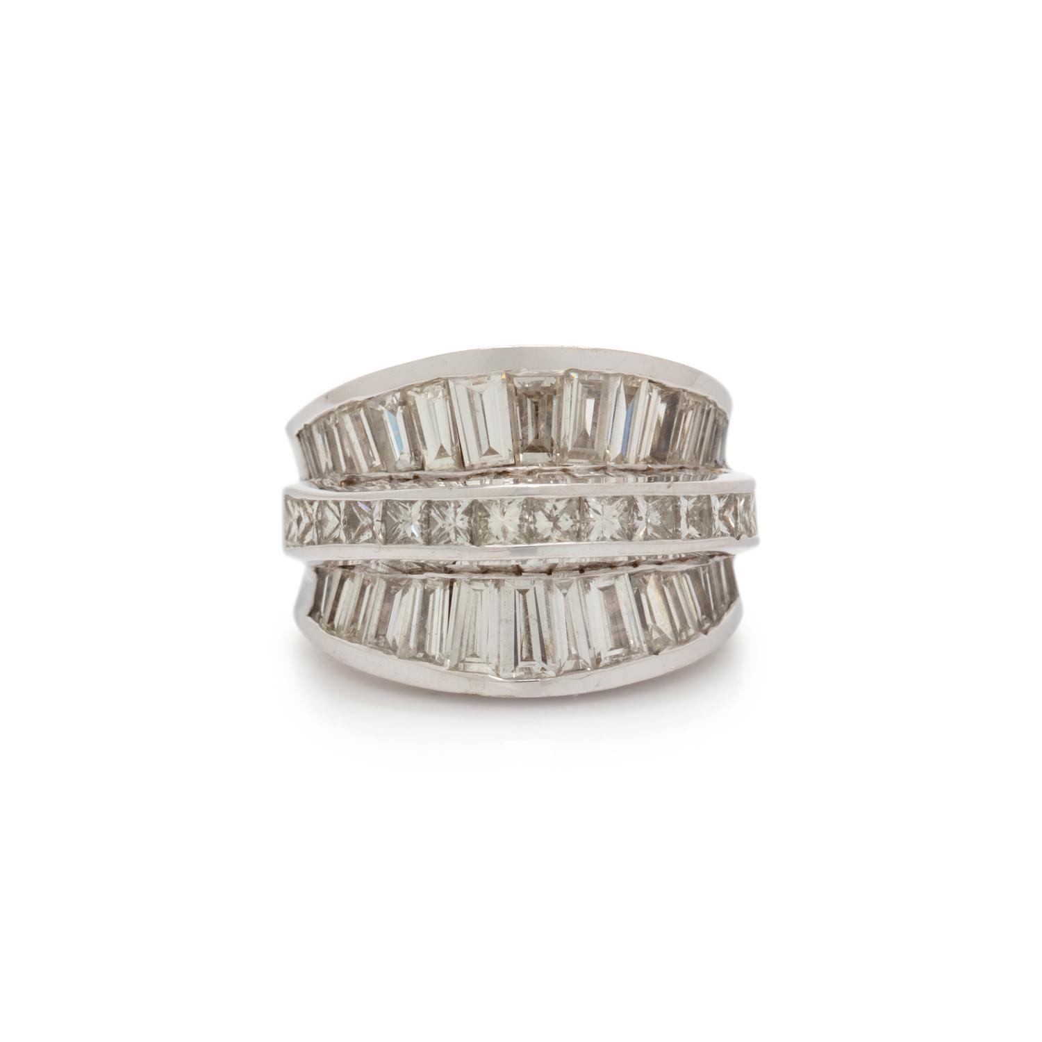WHITE GOLD AND DIAMOND RING