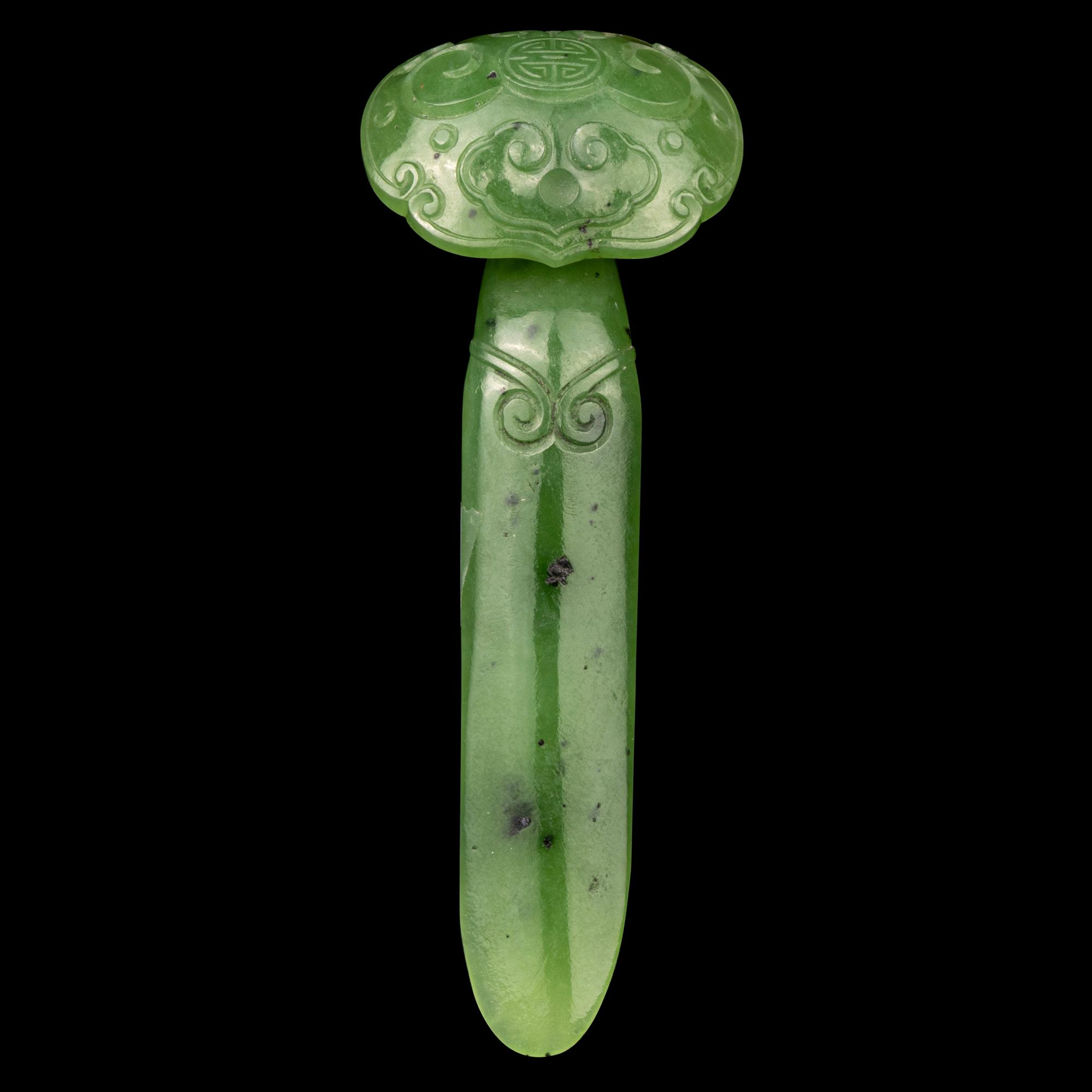 Three Chinese Jade and Jadeite Jewelry Items, 19th Century 清 翡翠、白玉首飾一組三件