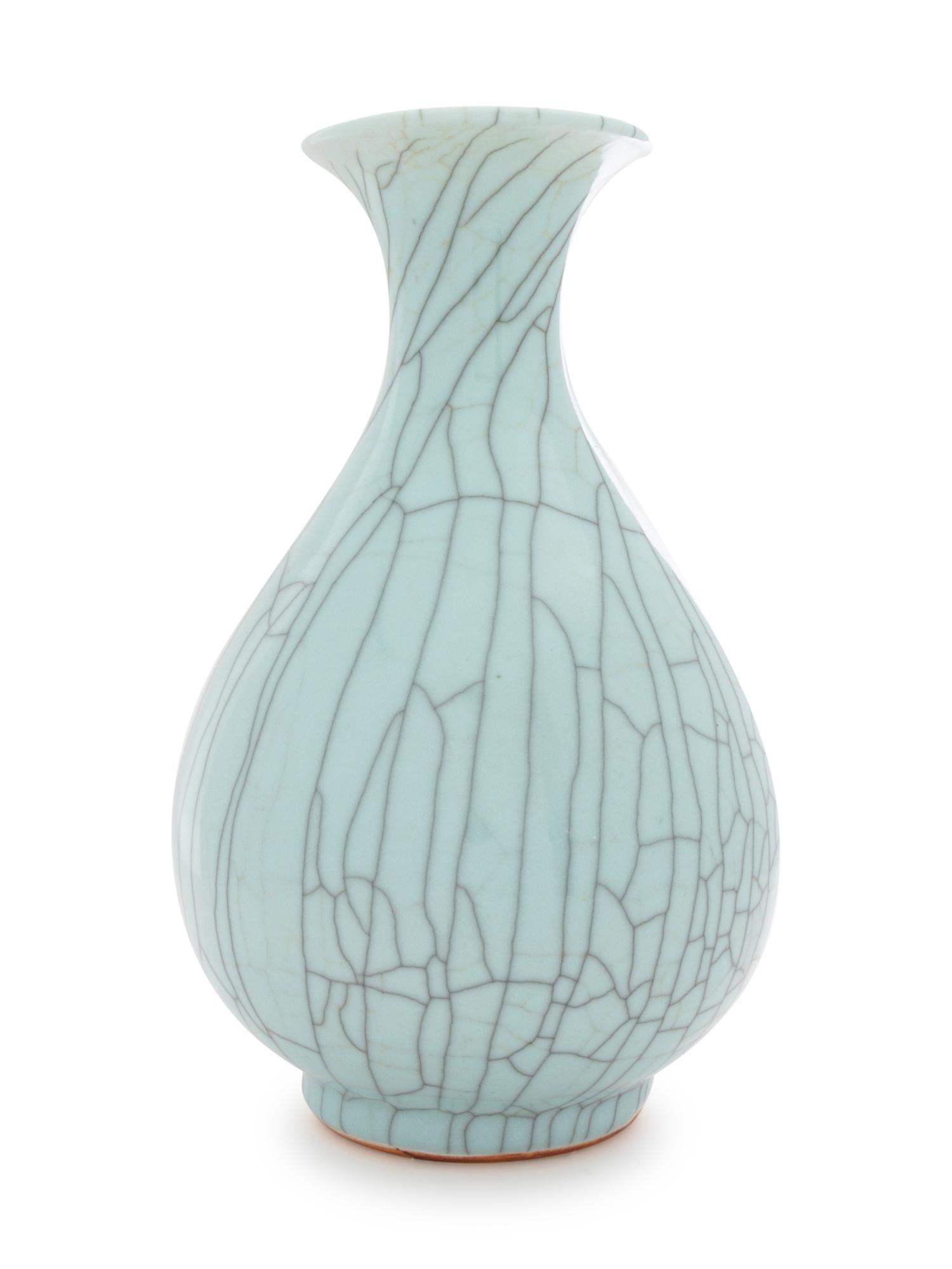 A Guan- Type Porcelain Bottle Vase, Yuhuchunping
