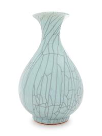 A Guan- Type Porcelain Bottle Vase, Yuhuchunping
