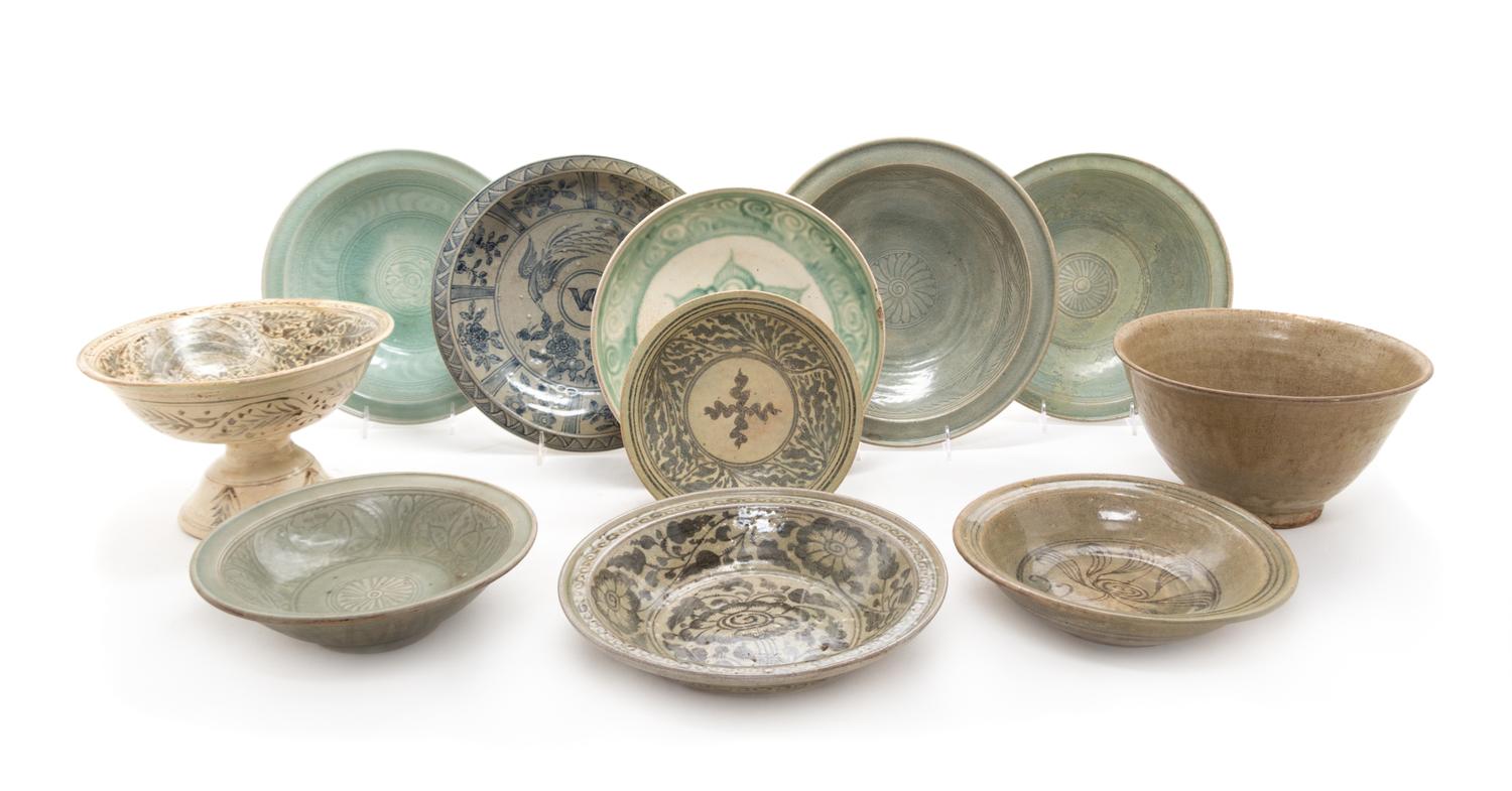 Eleven Southeast Asian Porcelain Articles Diameter of largest 12 3/4 inches.