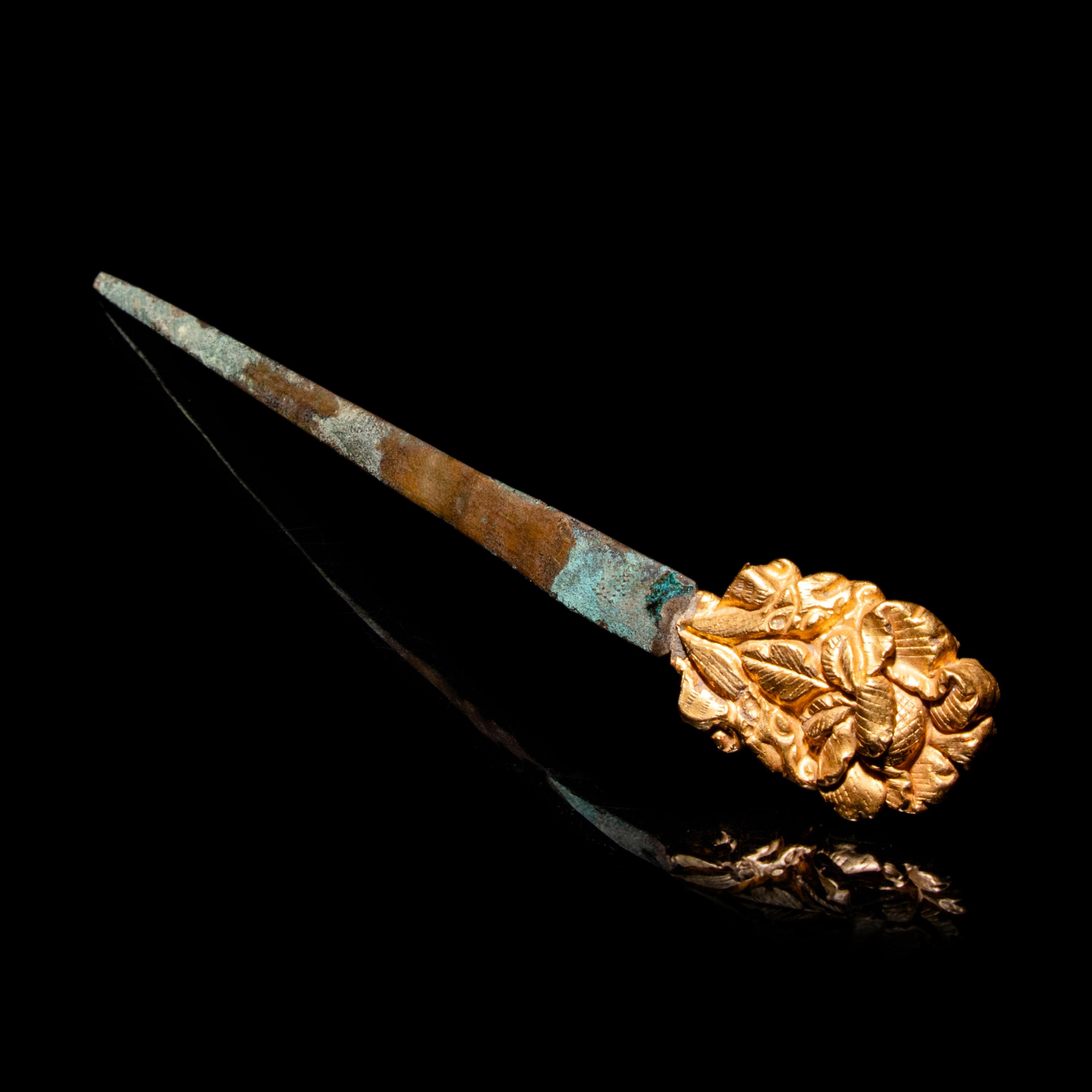 A Chinese Gold and Silver Hairpin, Zan, Ming-Qing Dynasty 明-清 銀脚金花卉頭簪
