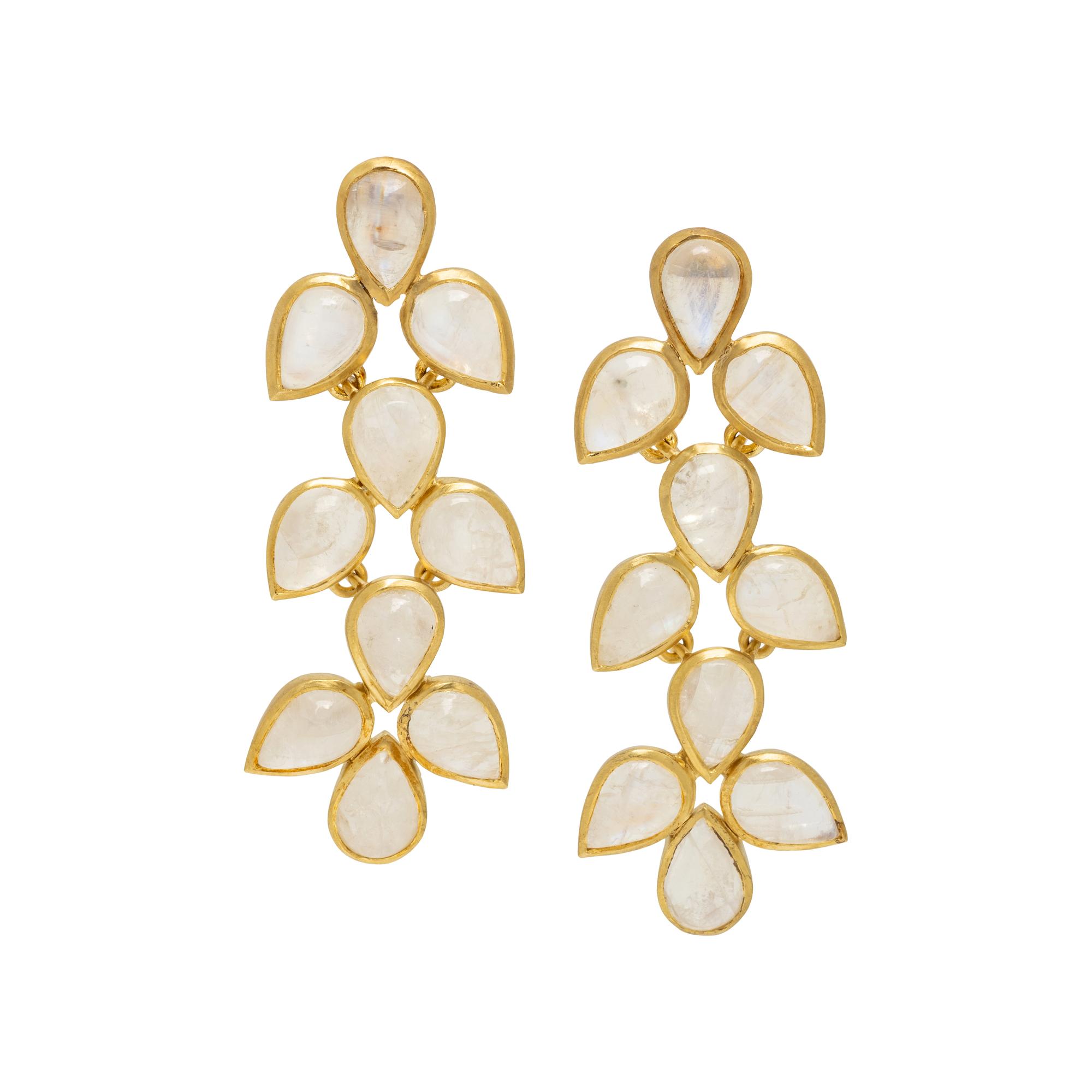 YELLOW GOLD AND MOONSTONE EARRINGS