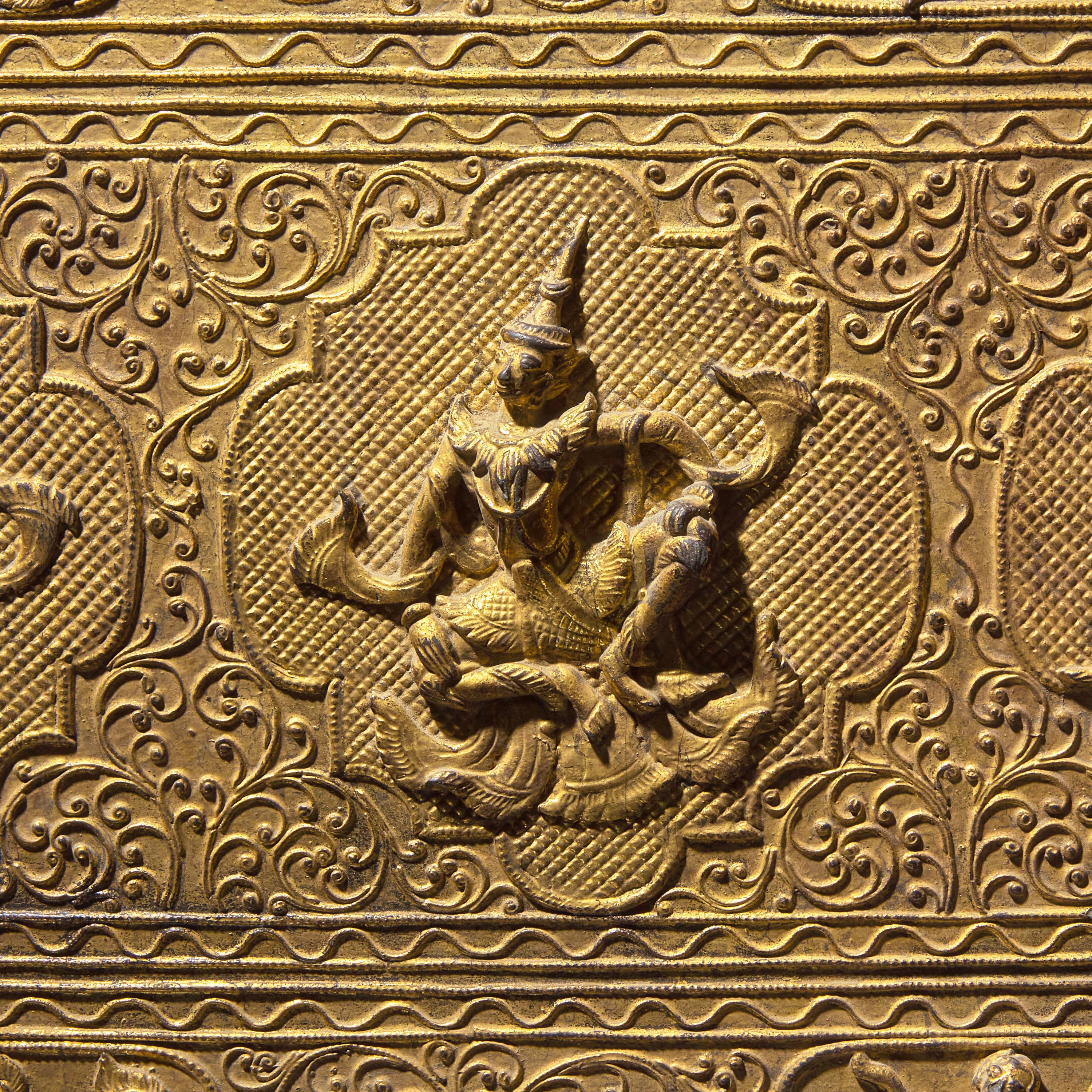A Burmese Gilt Lacquered Wood Panel, late 19th/20th Century 十九/二十世紀 緬甸漆金木刻板