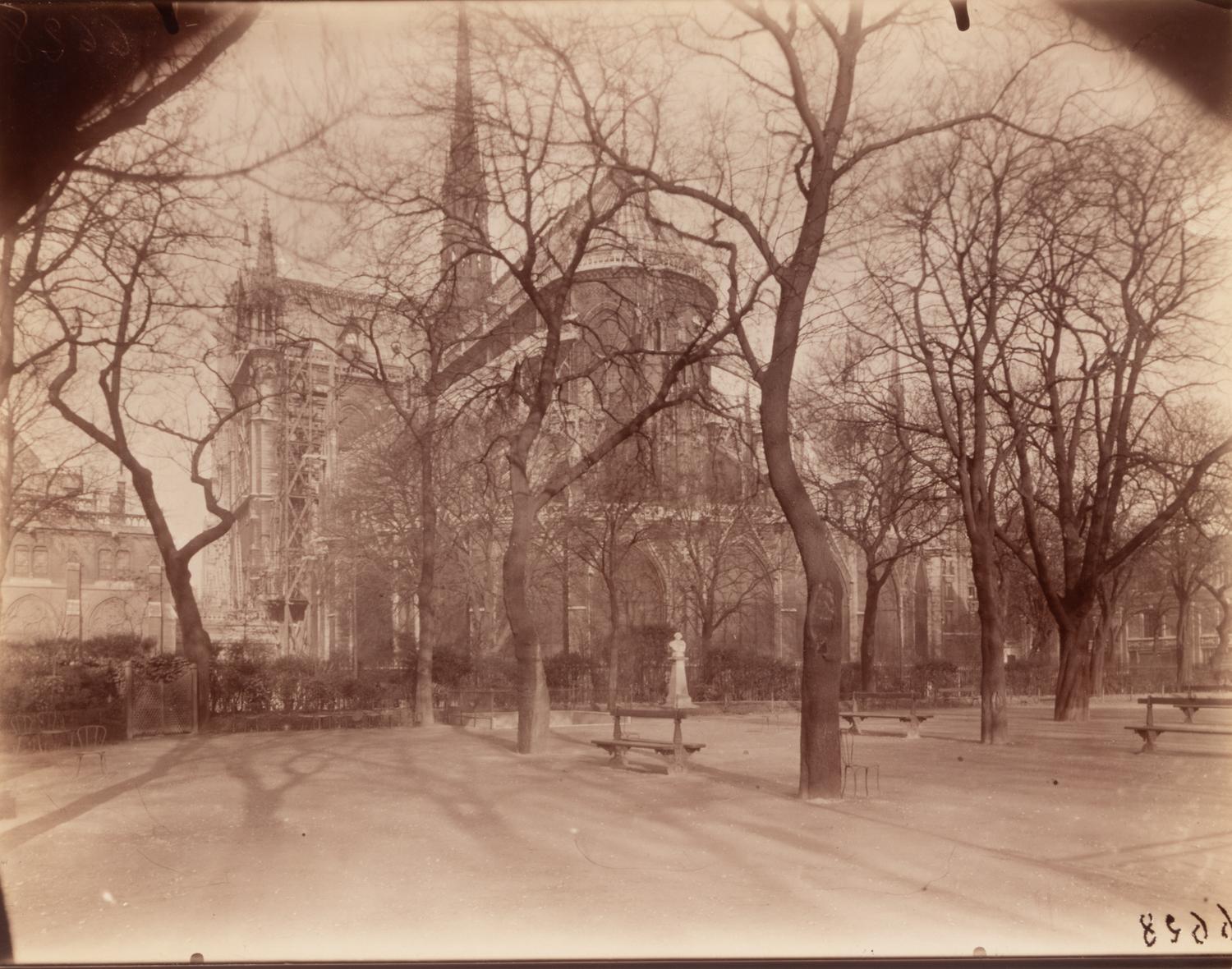 Square Notre-Dame