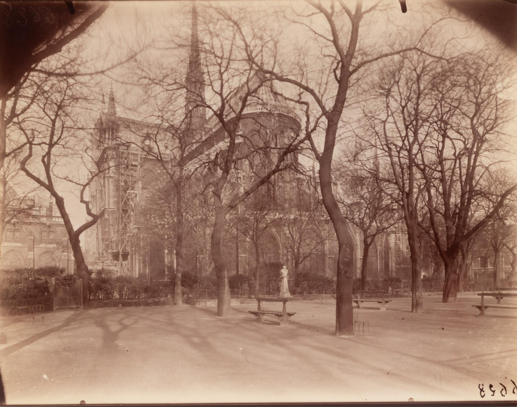 Square Notre-Dame
