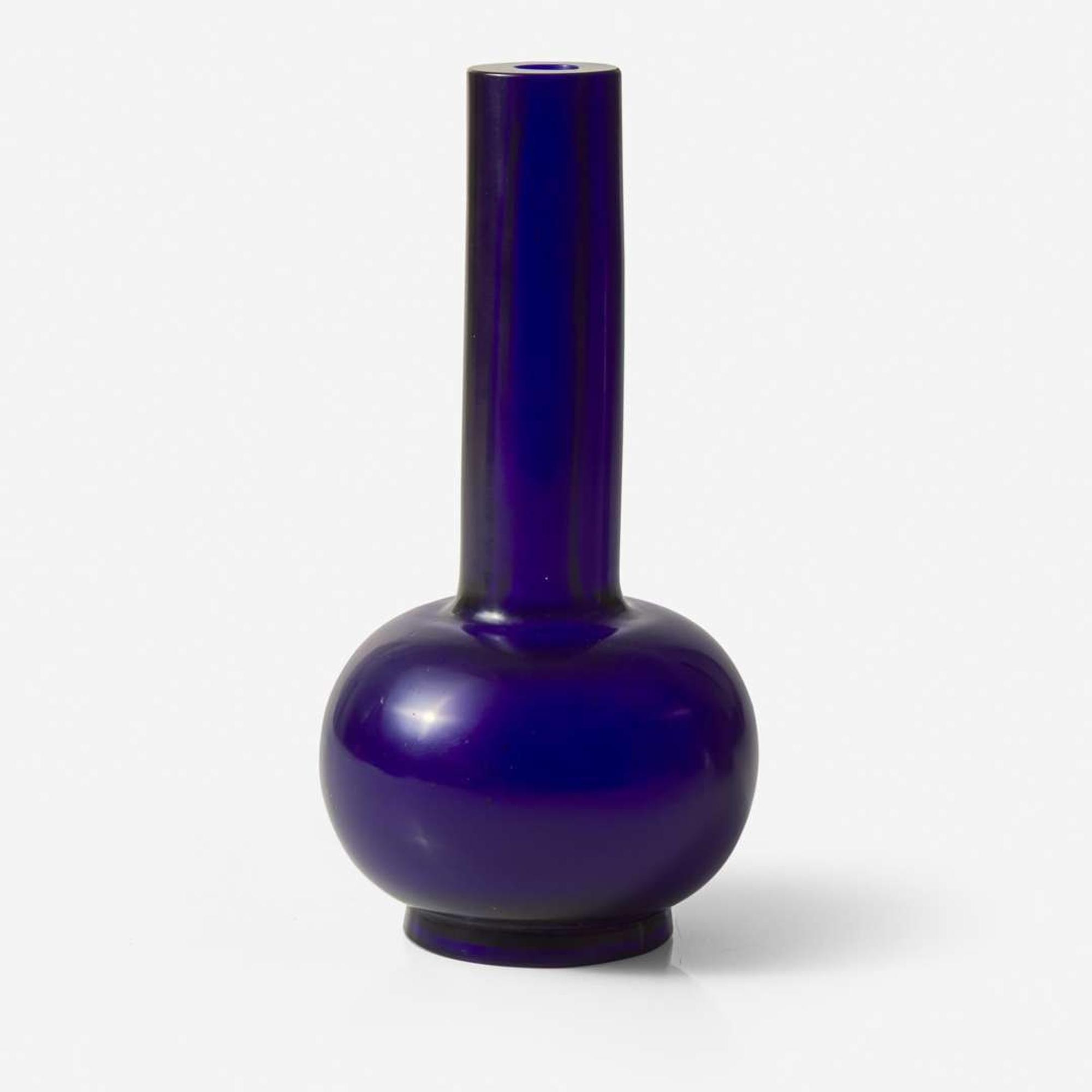 A Chinese cobalt blue glass bottle vase 寶石藍琉璃膽瓶