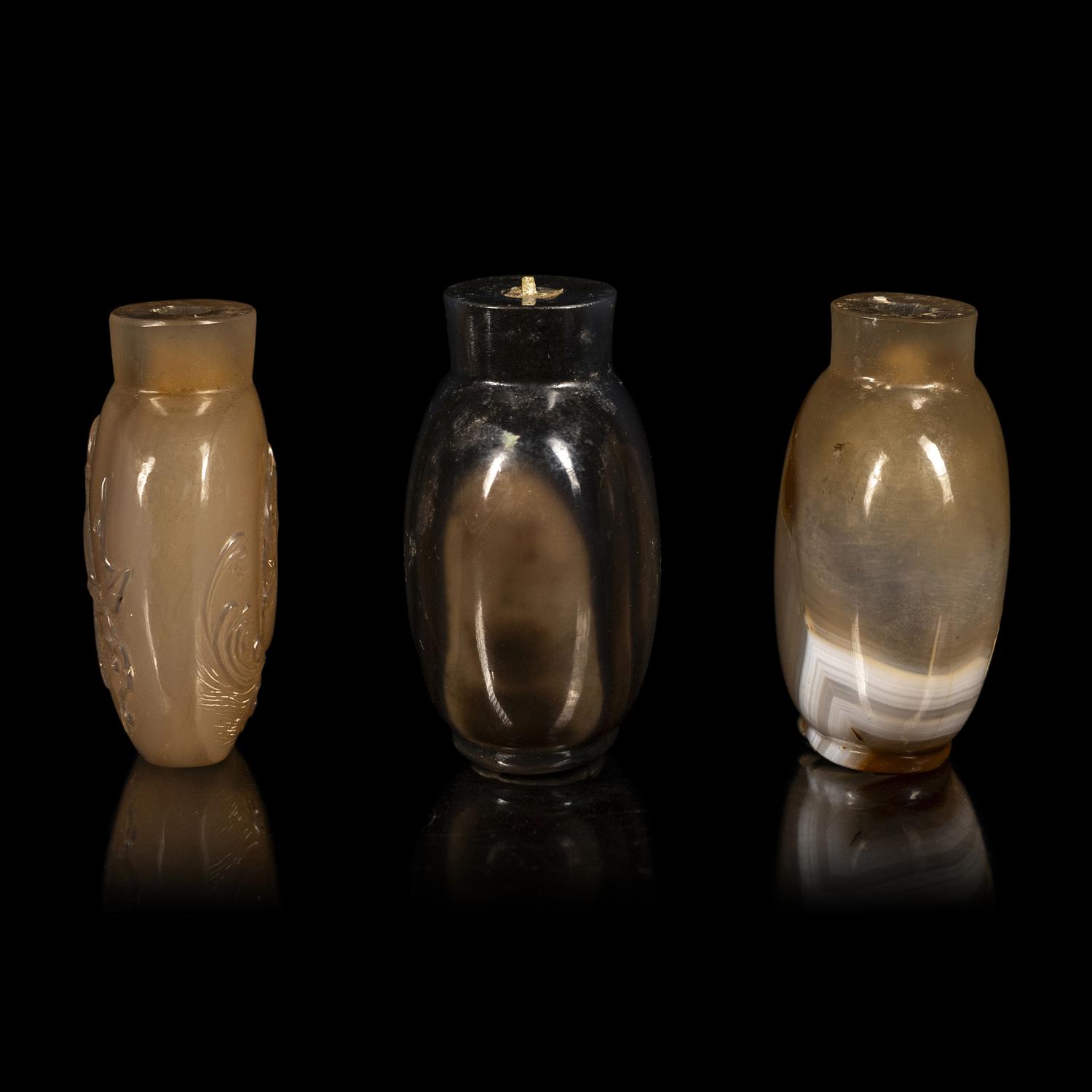 Three Chinese Agate Snuff Bottles, 20th Century 近代 瑪瑙鼻烟壺三支