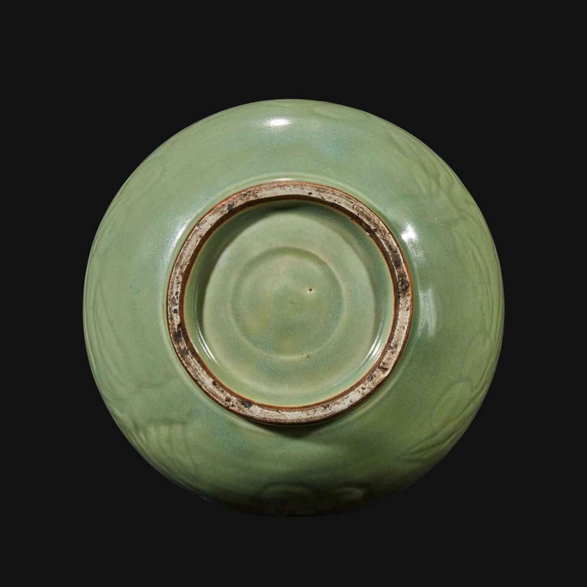 An incised celadon-glazed bottle vase, Yuhuchunping