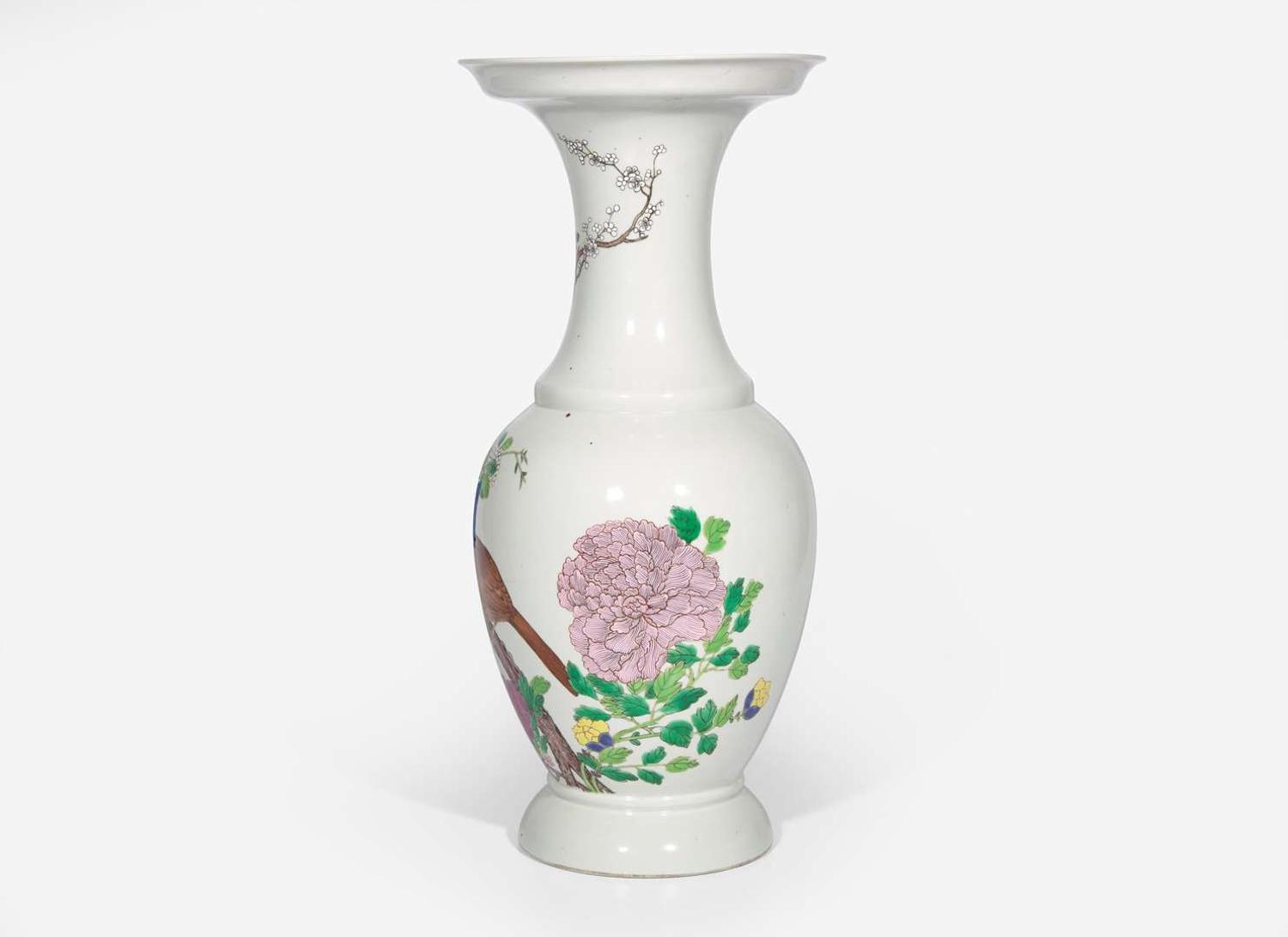 A large Chinese famille rose-decorated "Bird and Flowers" vase 粉彩花鳥瓶
