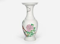 A large Chinese famille rose-decorated "Bird and Flowers" vase 粉彩花鳥瓶