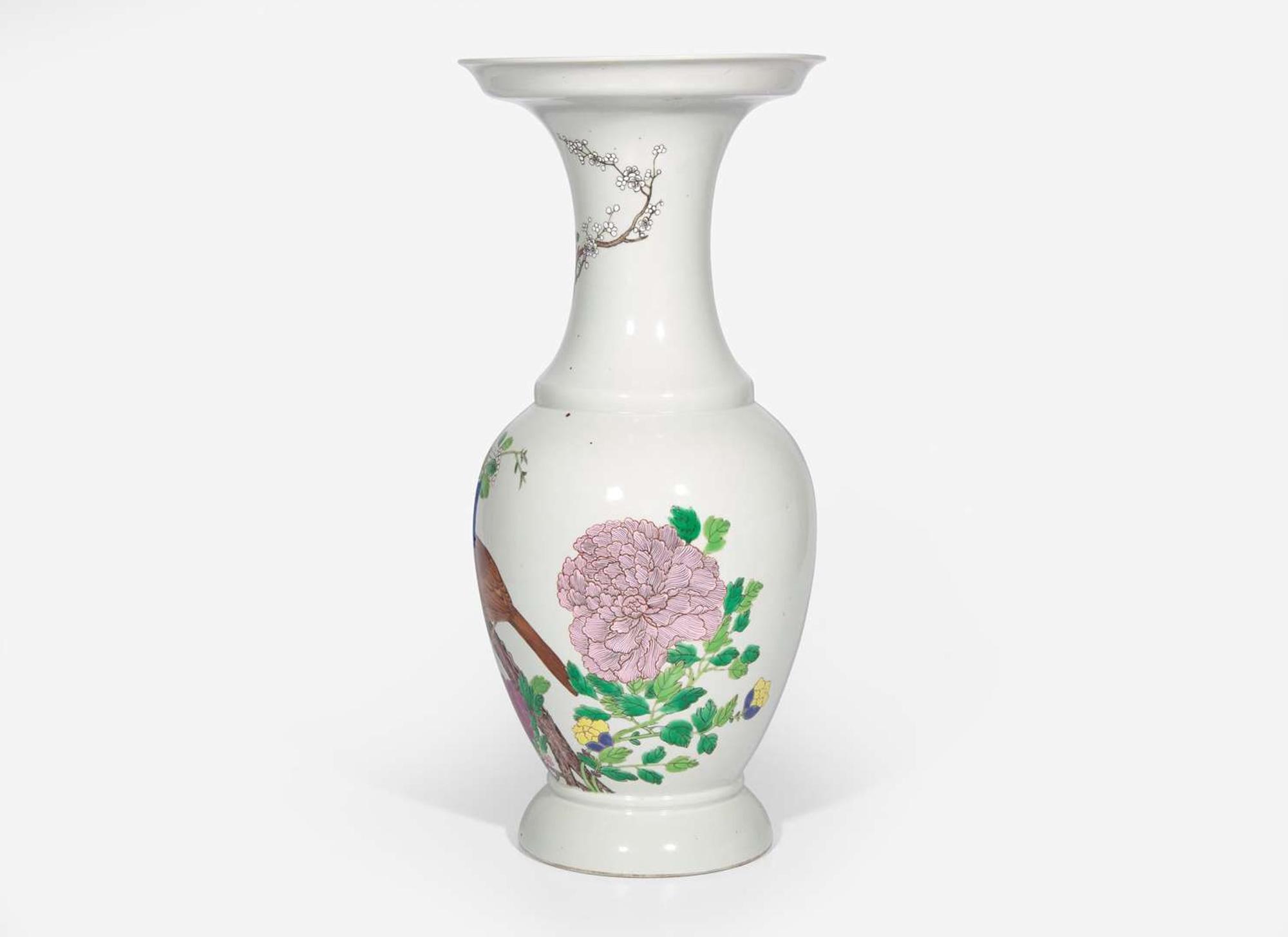 A large Chinese famille rose-decorated "Bird and Flowers" vase 粉彩花鳥瓶