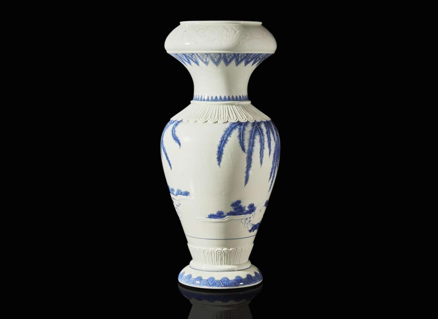 An unusual Japanese Hirado blue and white porcelain "Crabs and Willows" vase, Meiji period 日本平戶“柳枝螃蟹”青花瓷瓶 明治