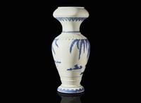 An unusual Japanese Hirado blue and white porcelain "Crabs and Willows" vase, Meiji period 日本平戶“柳枝螃蟹”青花瓷瓶 明治