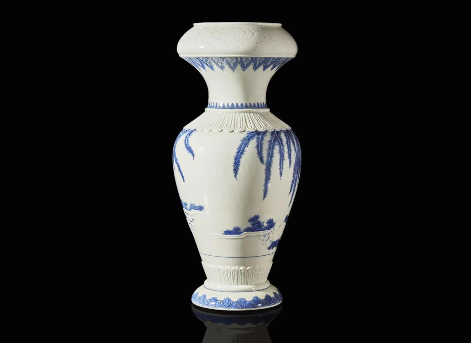 An unusual Japanese Hirado blue and white porcelain "Crabs and Willows" vase, Meiji period 日本平戶“柳枝螃蟹”青花瓷瓶 明治