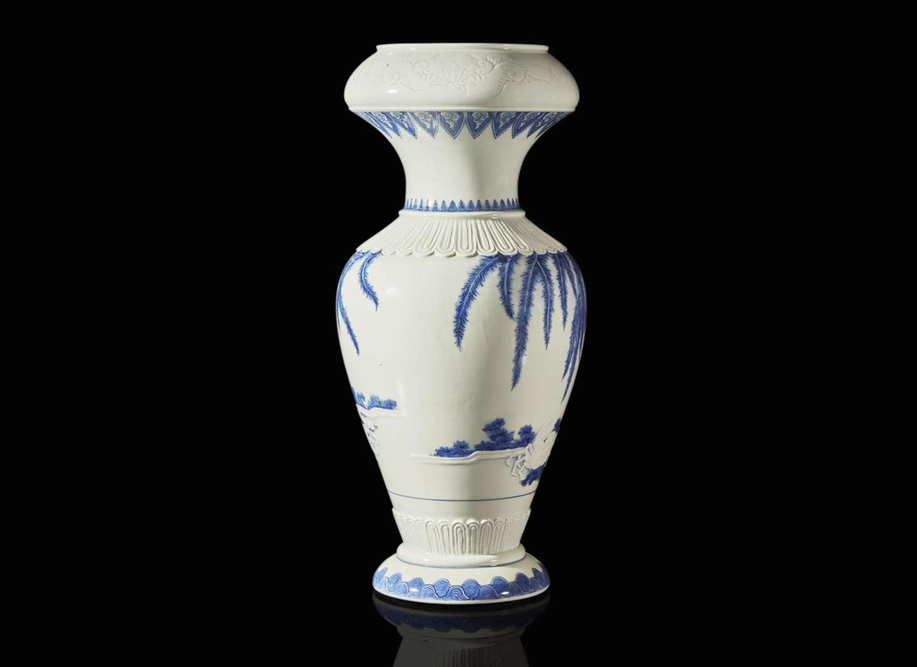 An unusual Japanese Hirado blue and white porcelain "Crabs and Willows" vase, Meiji period 日本平戶“柳枝螃蟹”青花瓷瓶 明治