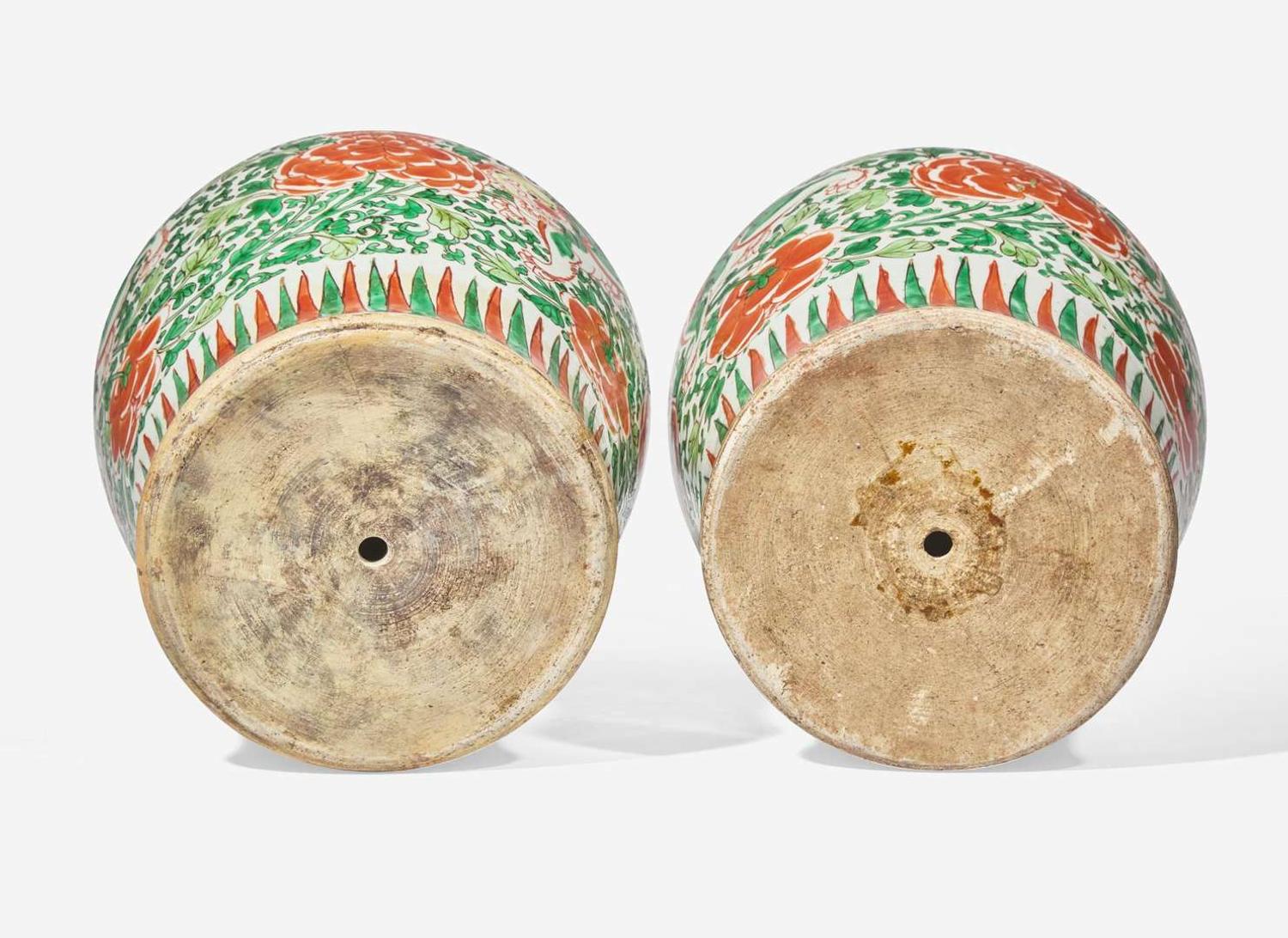 A pair of Chinese famille vert "Buddhist Lions" jars, 17th century 硬彩獅紋罐一對 十七世紀