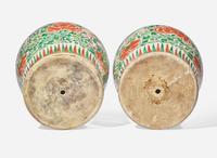 A pair of Chinese famille vert "Buddhist Lions" jars, 17th century 硬彩獅紋罐一對 十七世紀