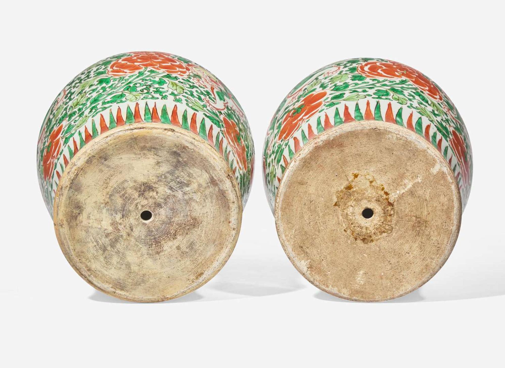 A pair of Chinese famille vert "Buddhist Lions" jars, 17th century 硬彩獅紋罐一對 十七世紀