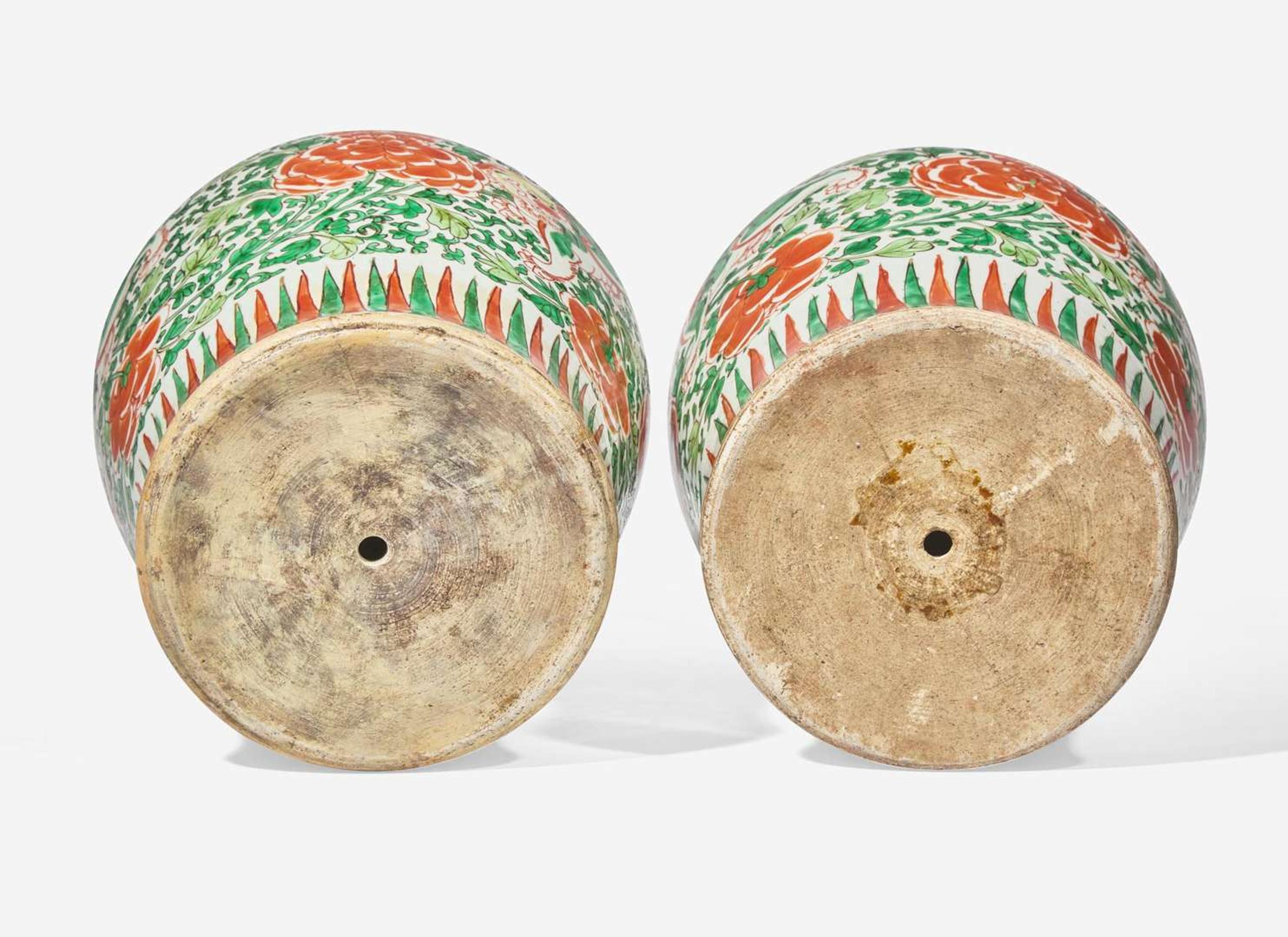 A pair of Chinese famille vert "Buddhist Lions" jars, 17th century 硬彩獅紋罐一對 十七世紀