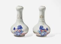 A pair of Chinese underglaze blue and red garlic-head cabinet vases, Kangxi marks 青花釉裡紅蒜頭瓶一對 康熙款