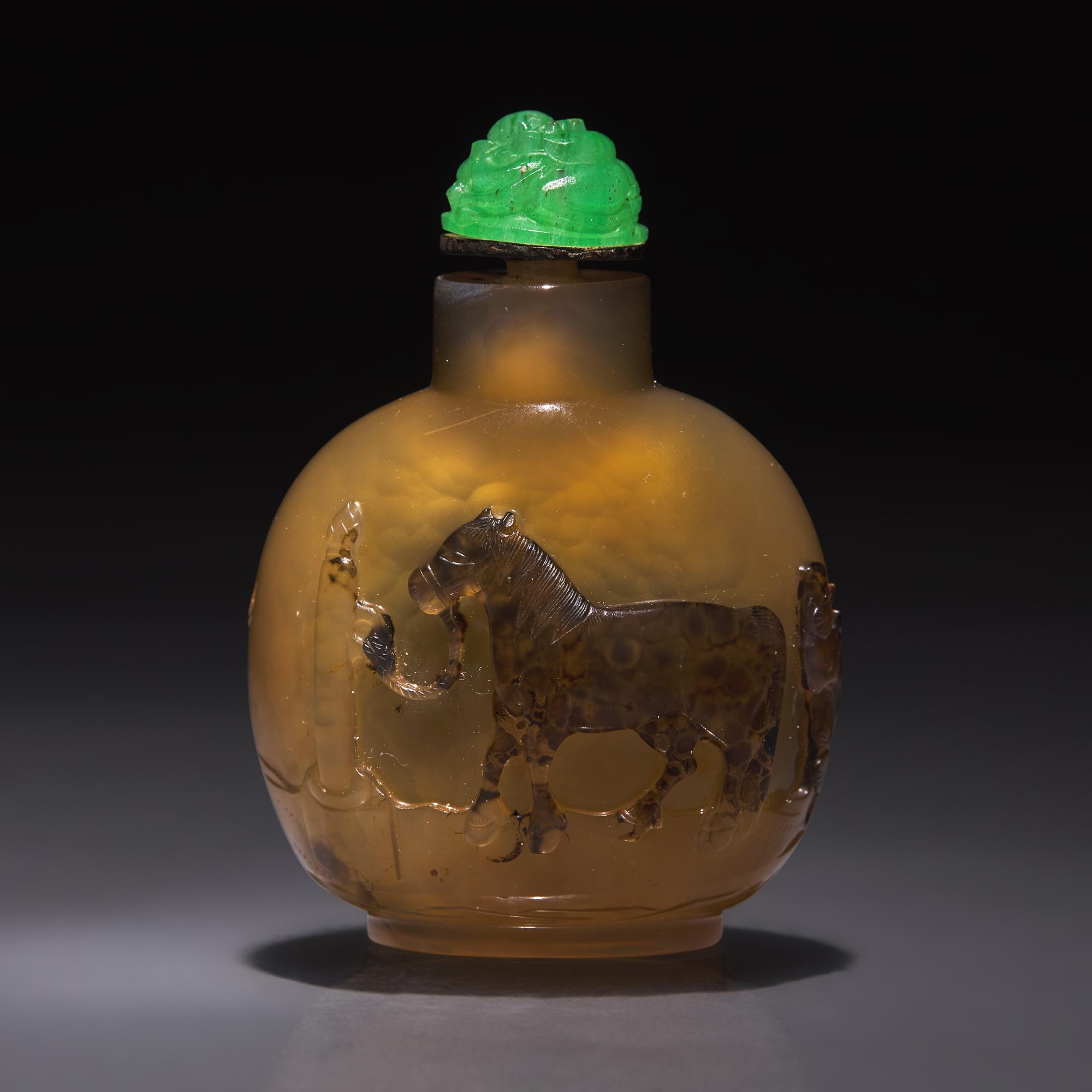 A Chinese Carved Agate "Horse and Monkey" Snuff Bottle, Qing Dynasty, Circa 1760-1820 — 1760–1820年 瑪瑙巧雕馬上封侯圖鼻煙壺