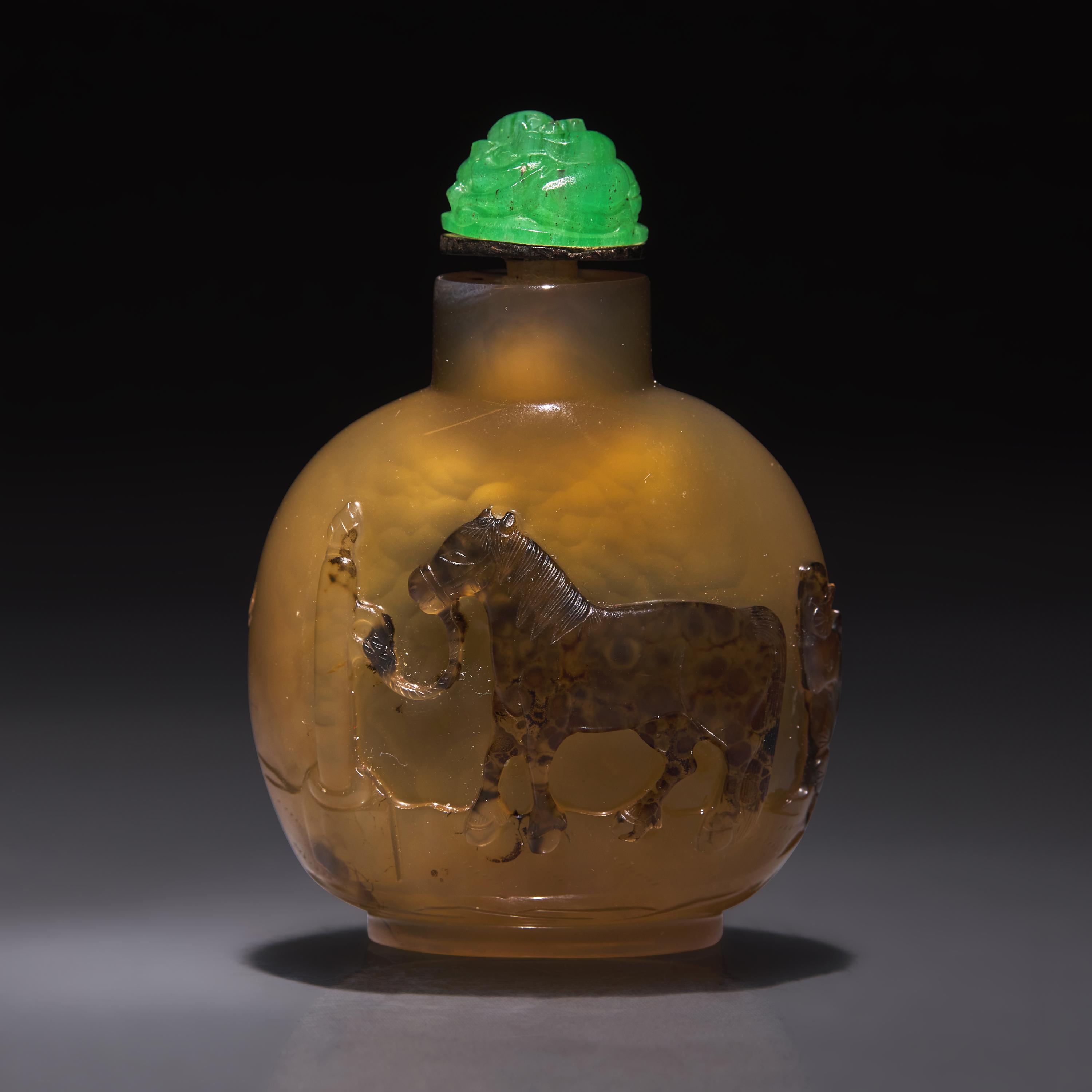 A Chinese Carved Agate "Horse and Monkey" Snuff Bottle, Qing Dynasty, Circa 1760-1820 — 1760–1820年 瑪瑙巧雕馬上封侯圖鼻煙壺