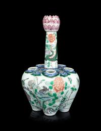 A Chinese Export Famille Verte Porcelain Six Spouted Tulip Vase