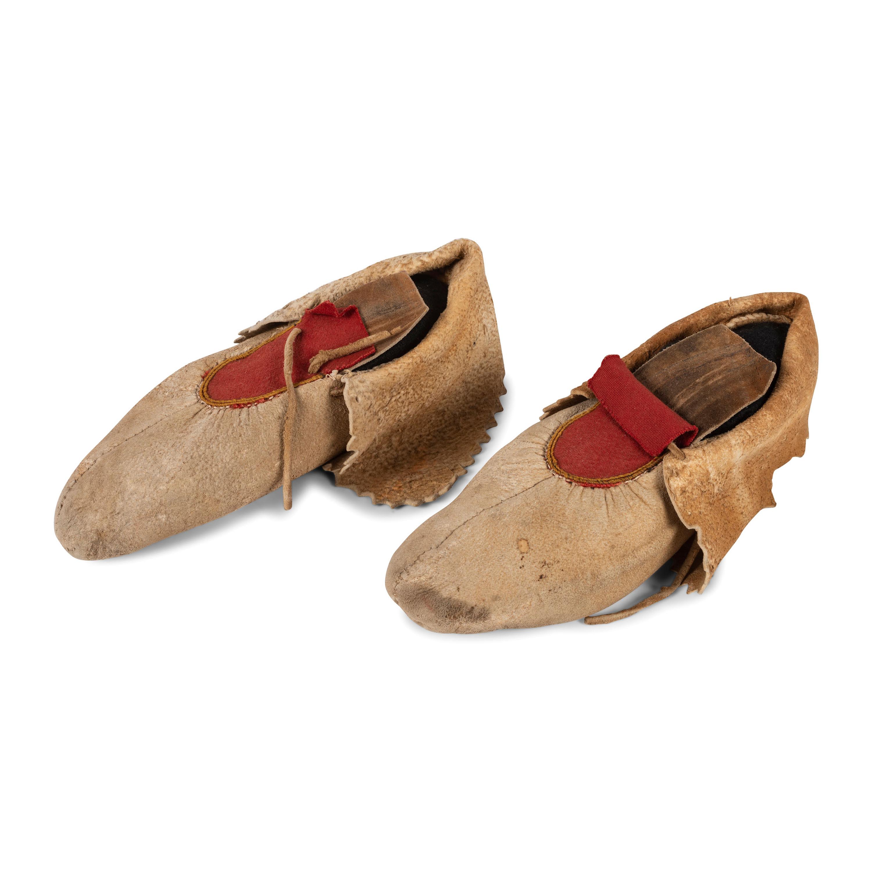 Cree Hide Soft-Soled Moccasins