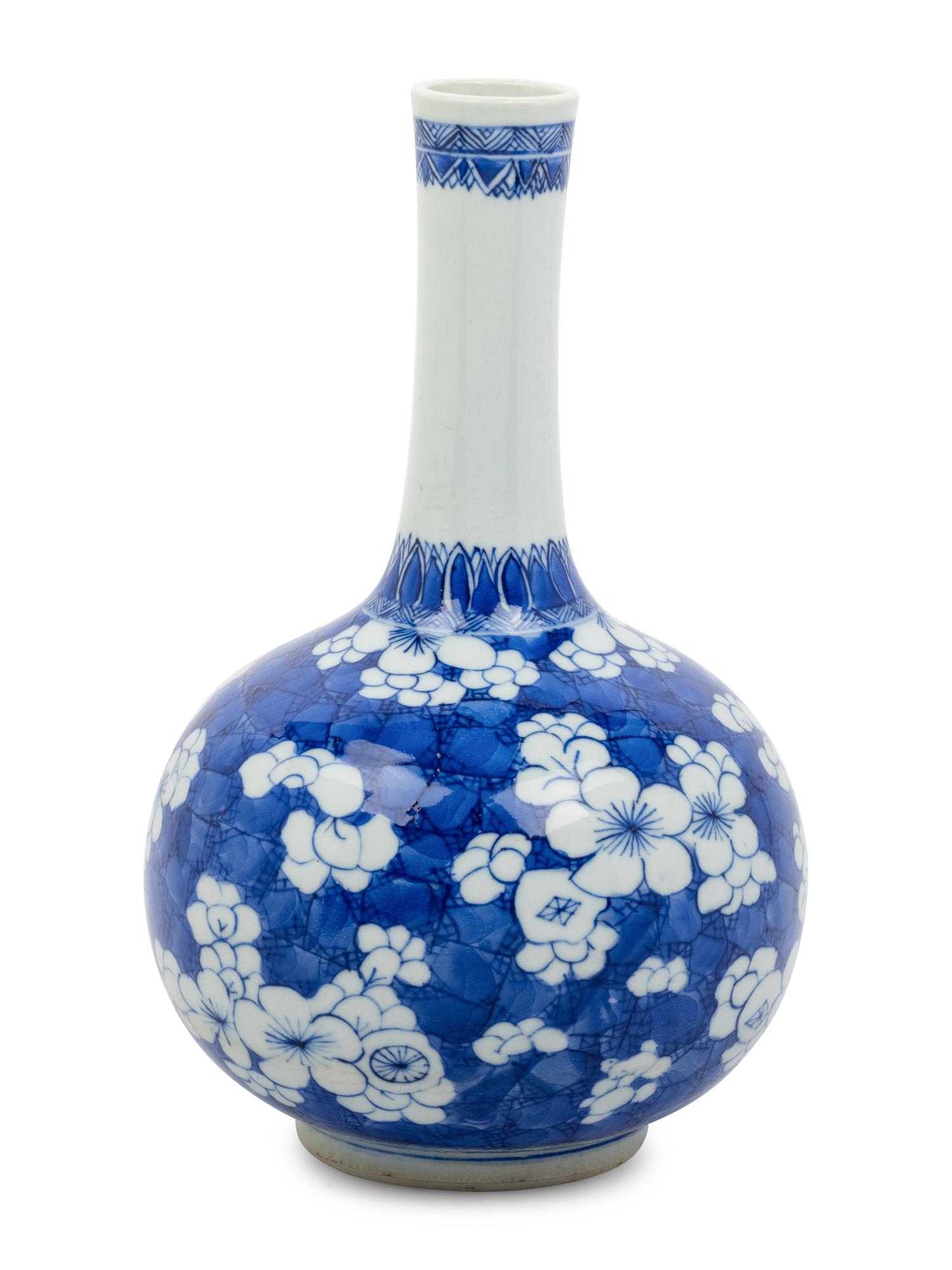 A Blue and White Porcelain Hawthorne Pattern Bottle Vase