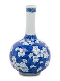 A Blue and White Porcelain Hawthorne Pattern Bottle Vase