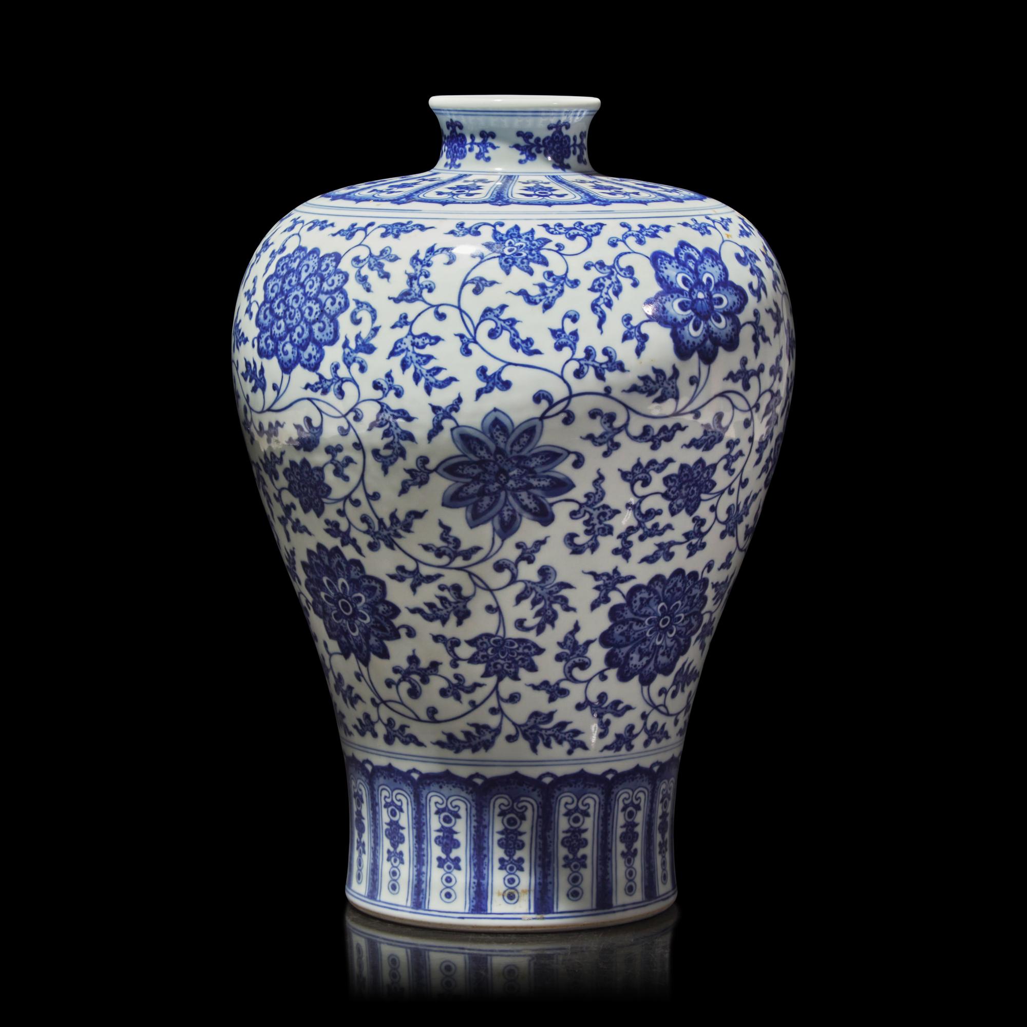 A Chinese Blue and White Porcelain Meiping Vase 青花纏枝西番蓮紋梅瓶