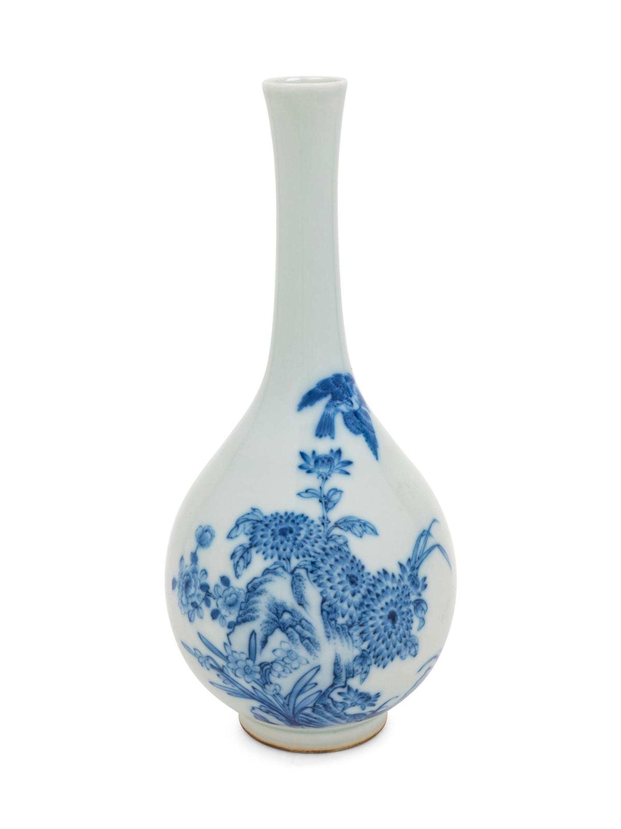 A Chinese Blue and White Porcelain Bottle Vase