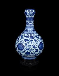 A Chinese Blue and White Porcelain Garlic-Mouth Vase