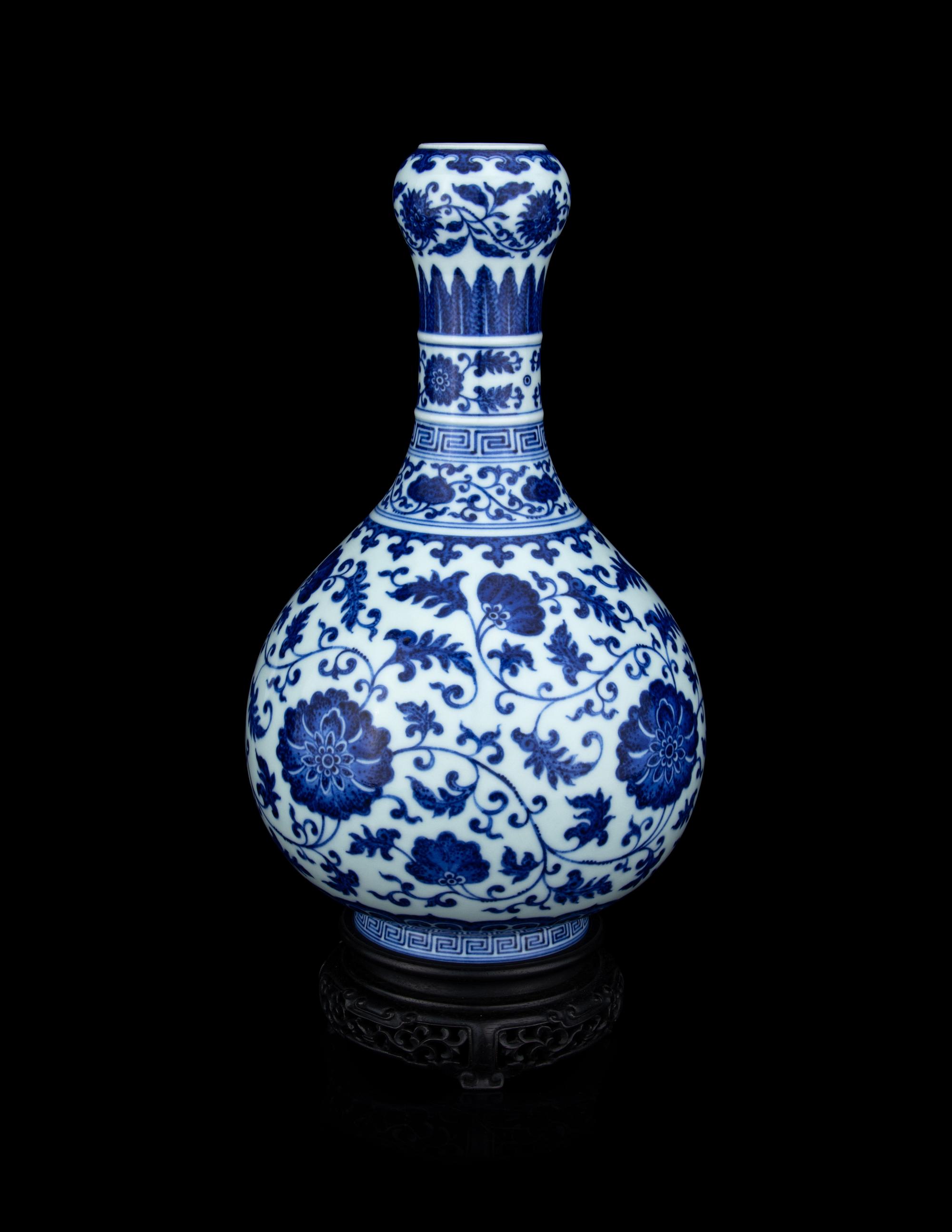 A Chinese Blue and White Porcelain Garlic-Mouth Vase